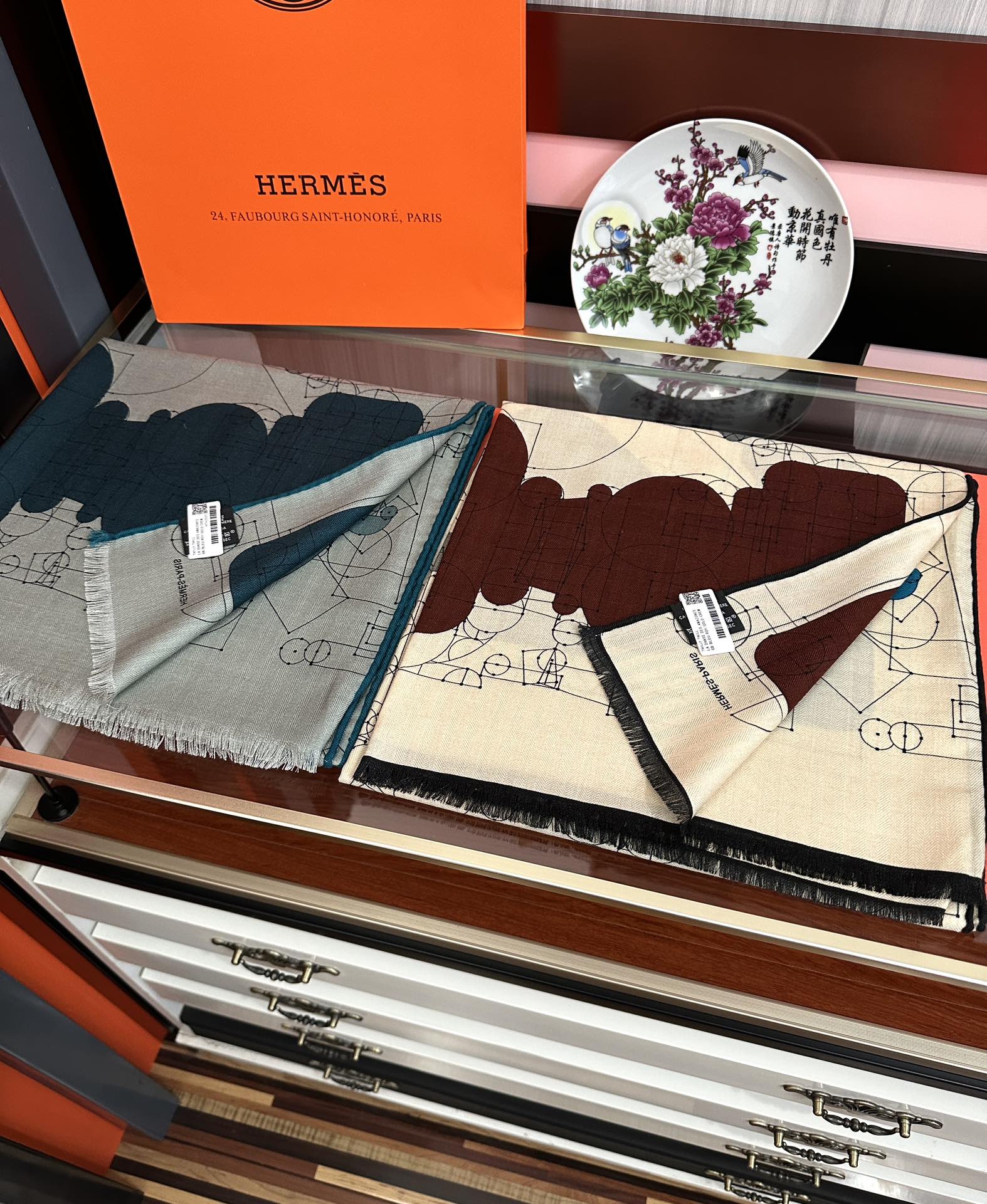 Hermès 爱马士2025【双面同色印花】 下手一定要快 四季都可以用 真心美的让人非常非上身效果简直美翻了 品质非常完美 整个围巾给人气场的同时又非常 秀丽 绝对值得入手的新款 实物一拿到就会庆幸自己是女人的绝美好货 尺寸：65x185