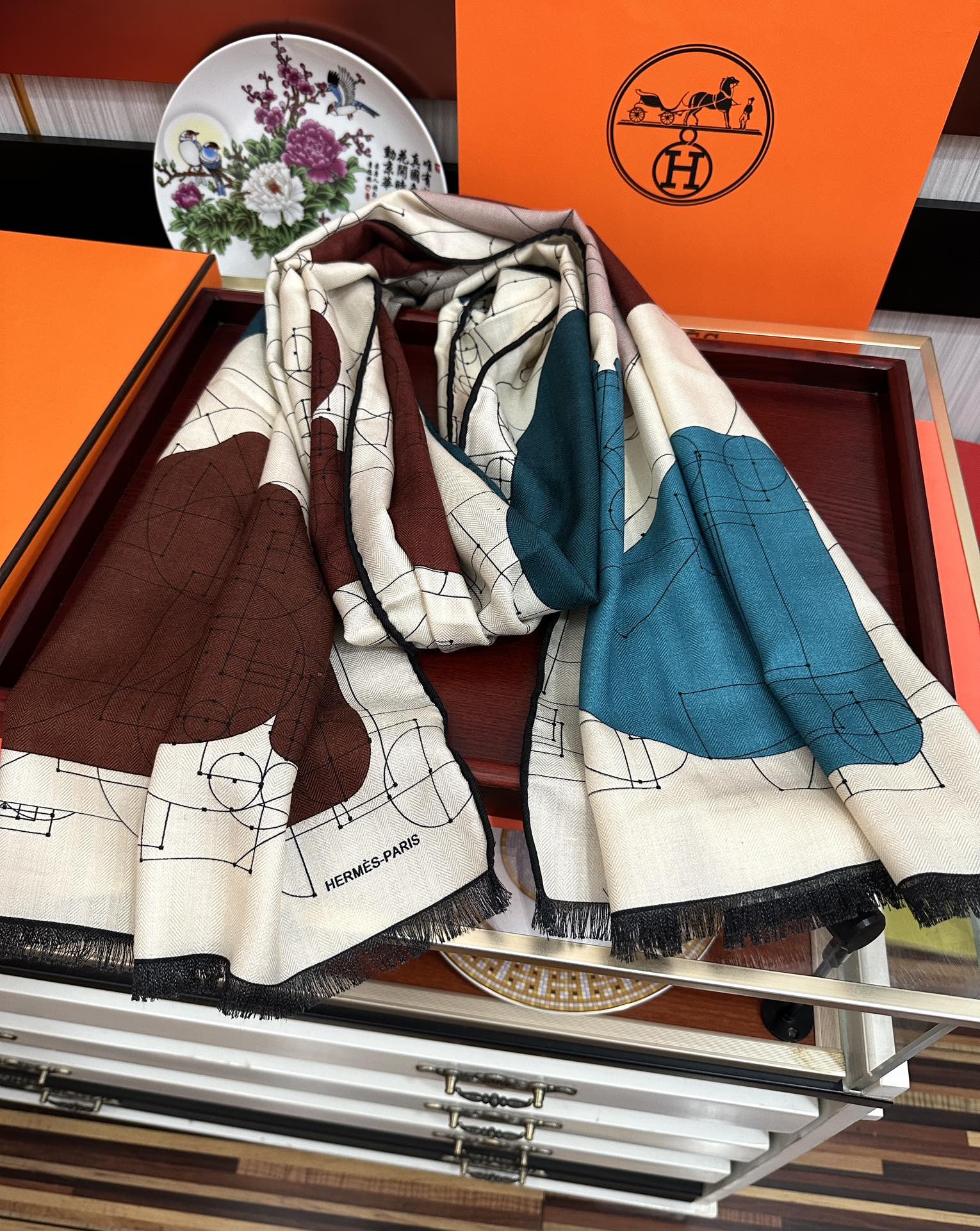 Hermès 爱马士2025【双面同色印花】 下手一定要快 四季都可以用 真心美的让人非常非上身效果简直美翻了 品质非常完美 整个围巾给人气场的同时又非常 秀丽 绝对值得入手的新款 实物一拿到就会庆幸自己是女人的绝美好货 尺寸：65x185