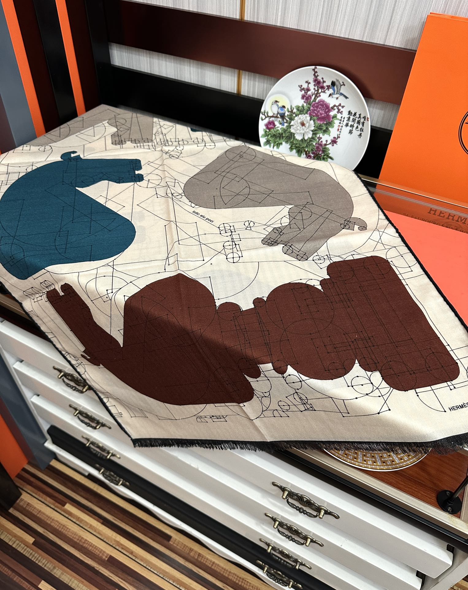 Hermès 爱马士2025【双面同色印花】 下手一定要快 四季都可以用 真心美的让人非常非上身效果简直美翻了 品质非常完美 整个围巾给人气场的同时又非常 秀丽 绝对值得入手的新款 实物一拿到就会庆幸自己是女人的绝美好货 尺寸：65x185