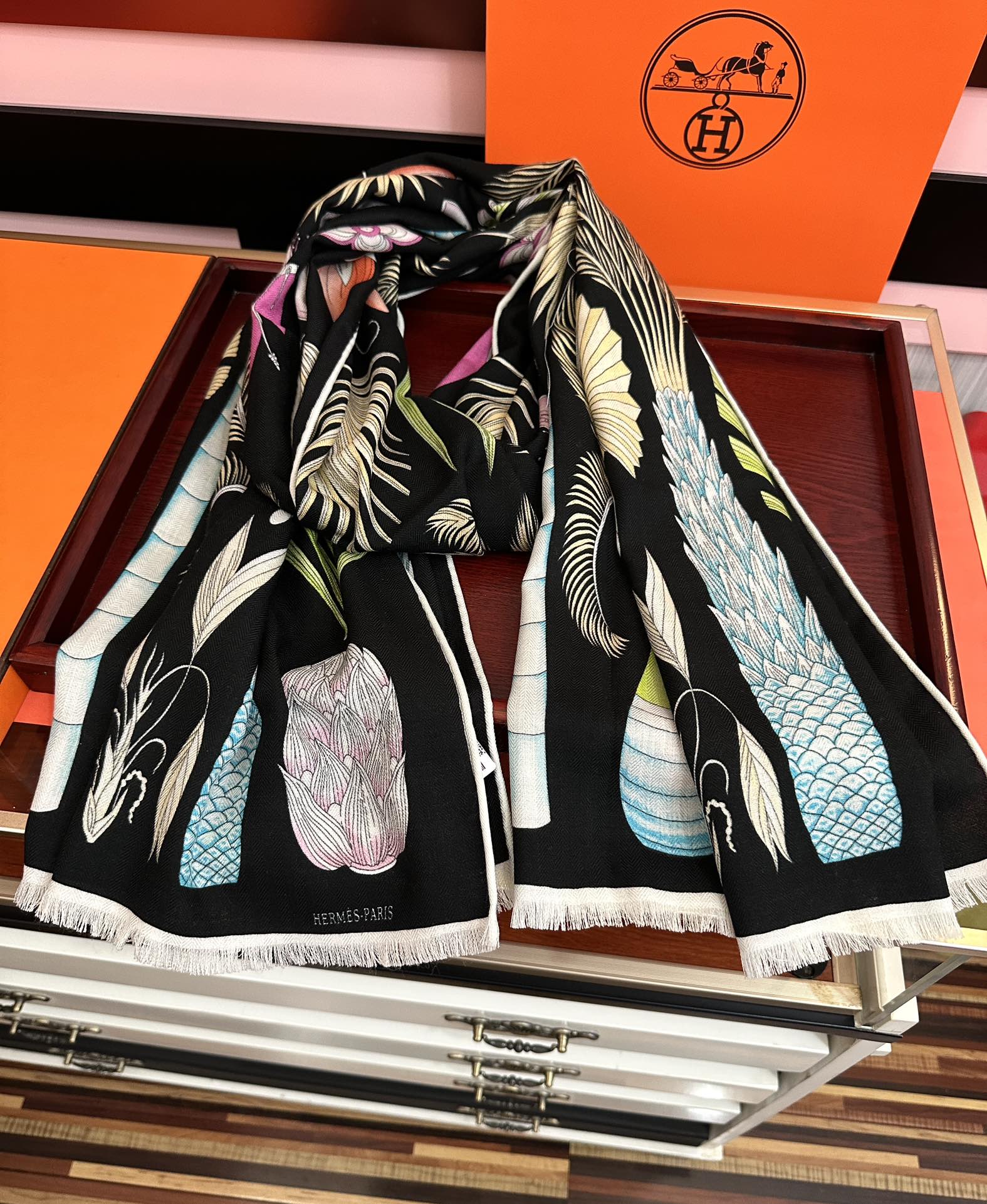 Hermès 爱马仕 太美了 下手一定要快 四季都可以用 真心美的让人非常非上身效果简直美翻了 品质非常完美 整个围巾给人气场的同时又非常 秀丽 绝对值得入手的新款 实物一拿到就会庆幸自己是女人的绝美好货 尺寸：65x185