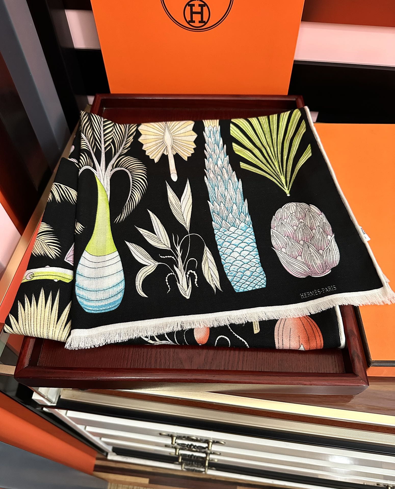 Hermès 爱马仕 太美了 下手一定要快 四季都可以用 真心美的让人非常非上身效果简直美翻了 品质非常完美 整个围巾给人气场的同时又非常 秀丽 绝对值得入手的新款 实物一拿到就会庆幸自己是女人的绝美好货 尺寸：65x185