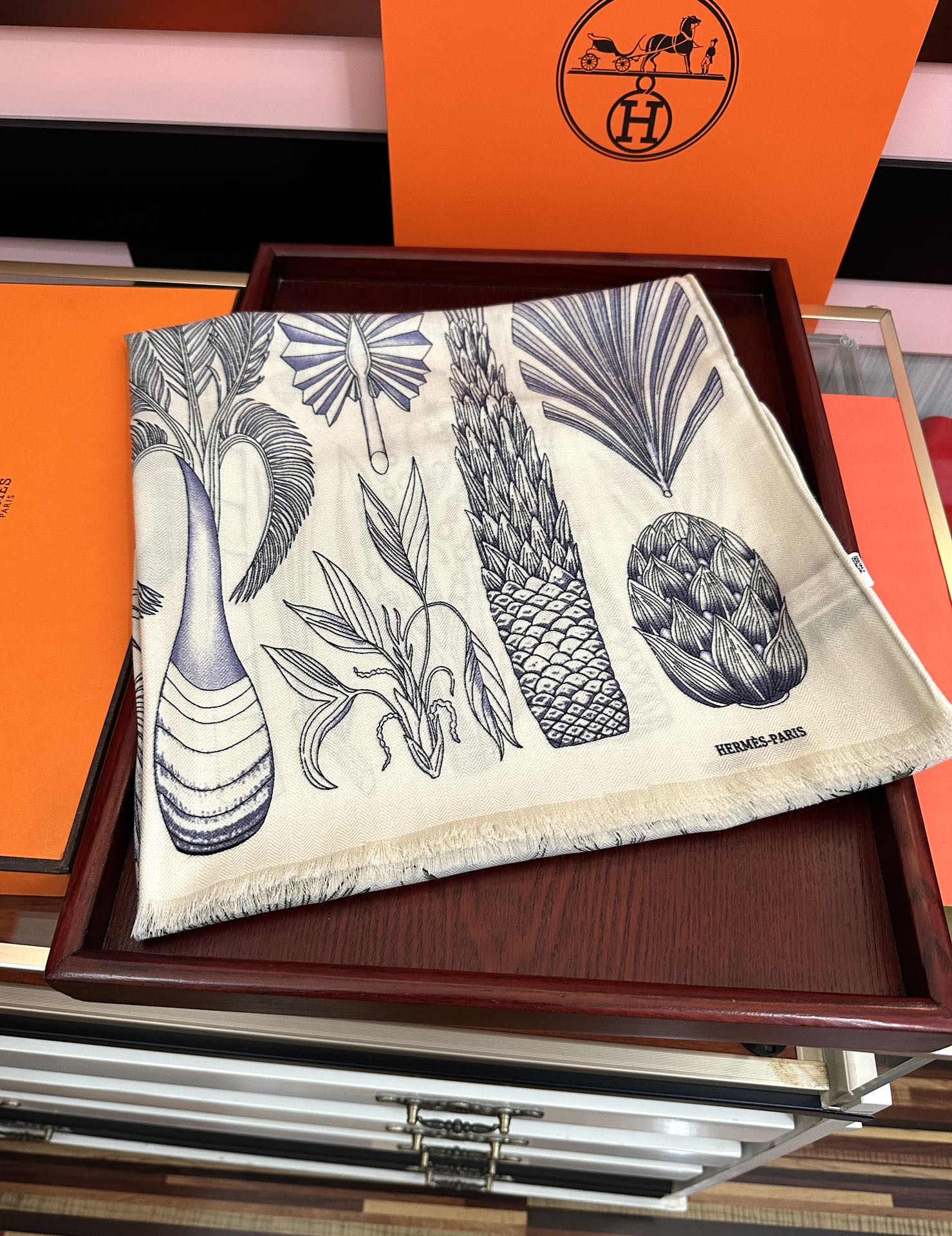 Hermès 爱马仕 太美了 下手一定要快 四季都可以用 真心美的让人非常非上身效果简直美翻了 品质非常完美 整个围巾给人气场的同时又非常 秀丽 绝对值得入手的新款 实物一拿到就会庆幸自己是女人的绝美好货 尺寸：65x185