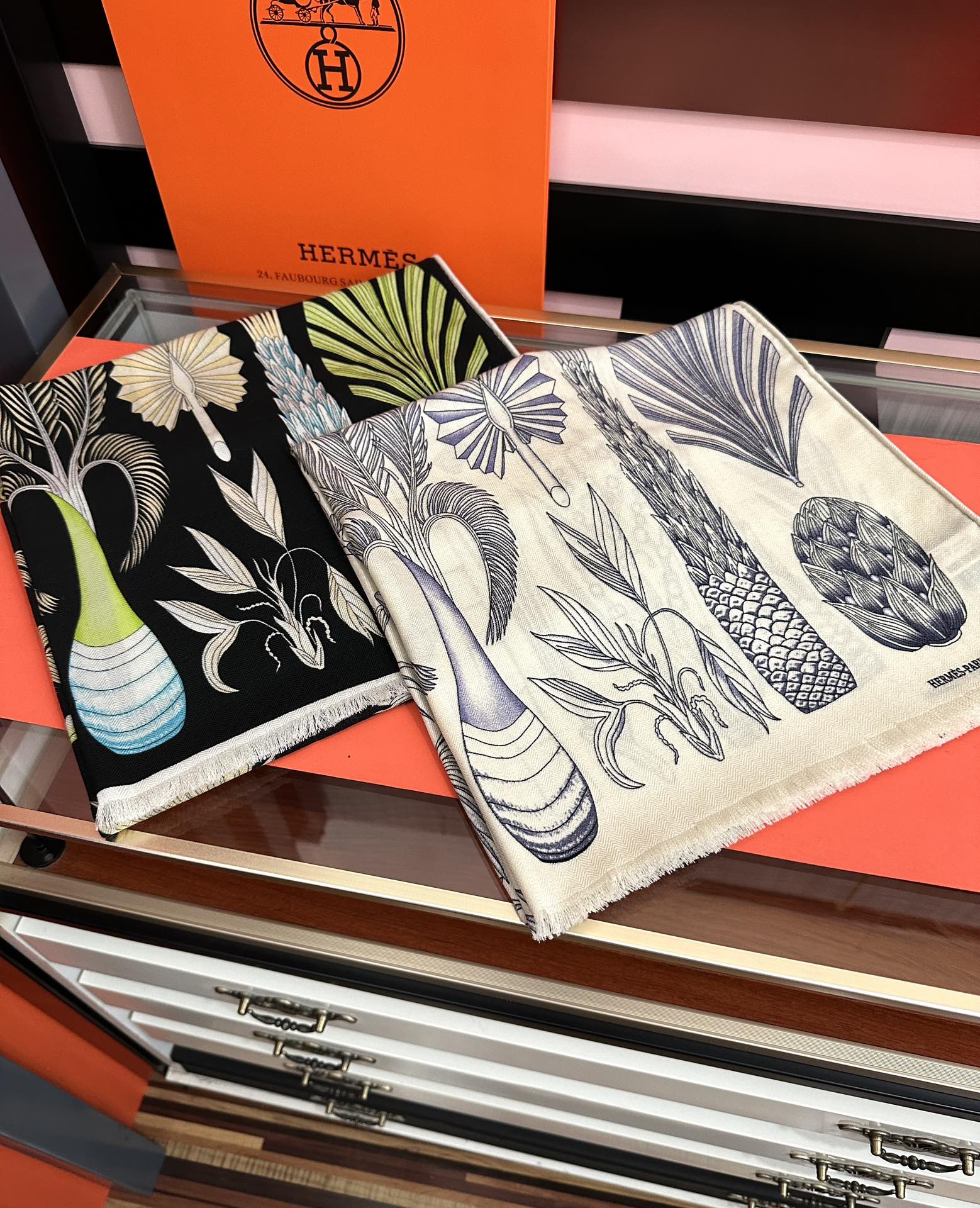 Hermès 爱马仕 太美了 下手一定要快 四季都可以用 真心美的让人非常非上身效果简直美翻了 品质非常完美 整个围巾给人气场的同时又非常 秀丽 绝对值得入手的新款 实物一拿到就会庆幸自己是女人的绝美好货 尺寸：65x185