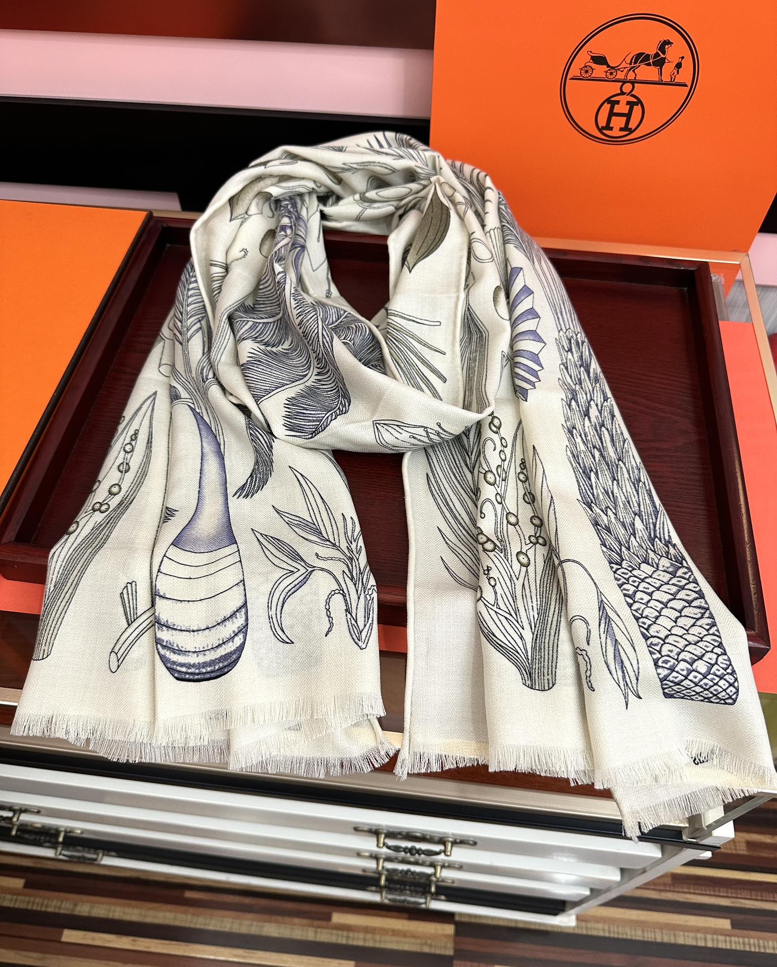 Hermès 爱马仕 太美了 下手一定要快 四季都可以用 真心美的让人非常非上身效果简直美翻了 品质非常完美 整个围巾给人气场的同时又非常 秀丽 绝对值得入手的新款 实物一拿到就会庆幸自己是女人的绝美好货 尺寸：65x185