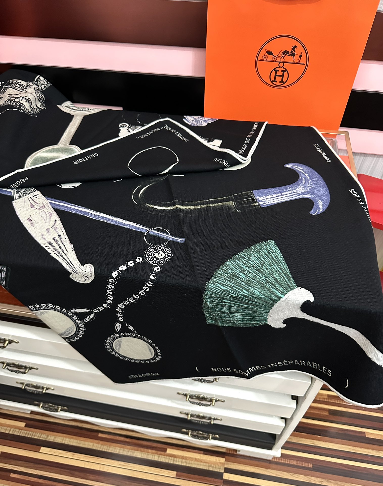 Hermès 爱马仕 【型影相随】2025新款 新一季丝巾 我就不推荐了回头分享一下部分 款的老款信息资料供大家参考 本季必《Rondsdemarch》 一条来自丝巾羊绒丝方巾也不知道是马元素在男士方巾上运用比例高还是正好我每一条无论从配色还是主题图案都深得我心 也相较女款好驾驭 还便宜 大家 尺寸:140X140、材质：30%真丝+70丝绒