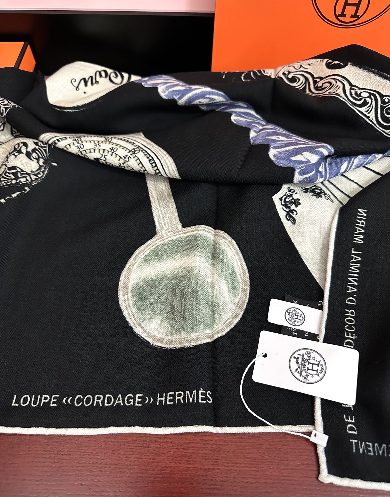 Hermès 爱马仕 【型影相随】2025新款 新一季丝巾 我就不推荐了回头分享一下部分 款的老款信息资料供大家参考 本季必《Rondsdemarch》 一条来自丝巾羊绒丝方巾也不知道是马元素在男士方巾上运用比例高还是正好我每一条无论从配色还是主题图案都深得我心 也相较女款好驾驭 还便宜 大家 尺寸:140X140、材质：30%真丝+70丝绒
