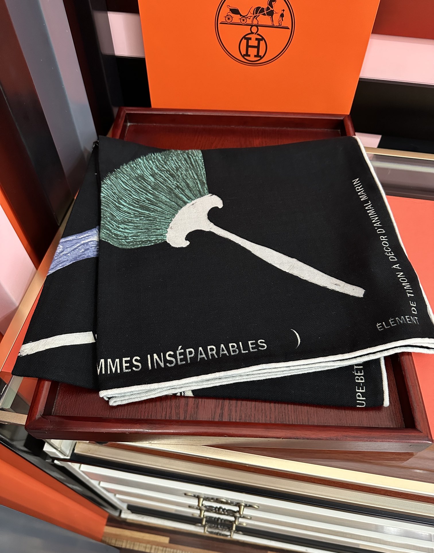 Hermès 爱马仕 【型影相随】2025新款 新一季丝巾 我就不推荐了回头分享一下部分 款的老款信息资料供大家参考 本季必《Rondsdemarch》 一条来自丝巾羊绒丝方巾也不知道是马元素在男士方巾上运用比例高还是正好我每一条无论从配色还是主题图案都深得我心 也相较女款好驾驭 还便宜 大家 尺寸:140X140、材质：30%真丝+70丝绒