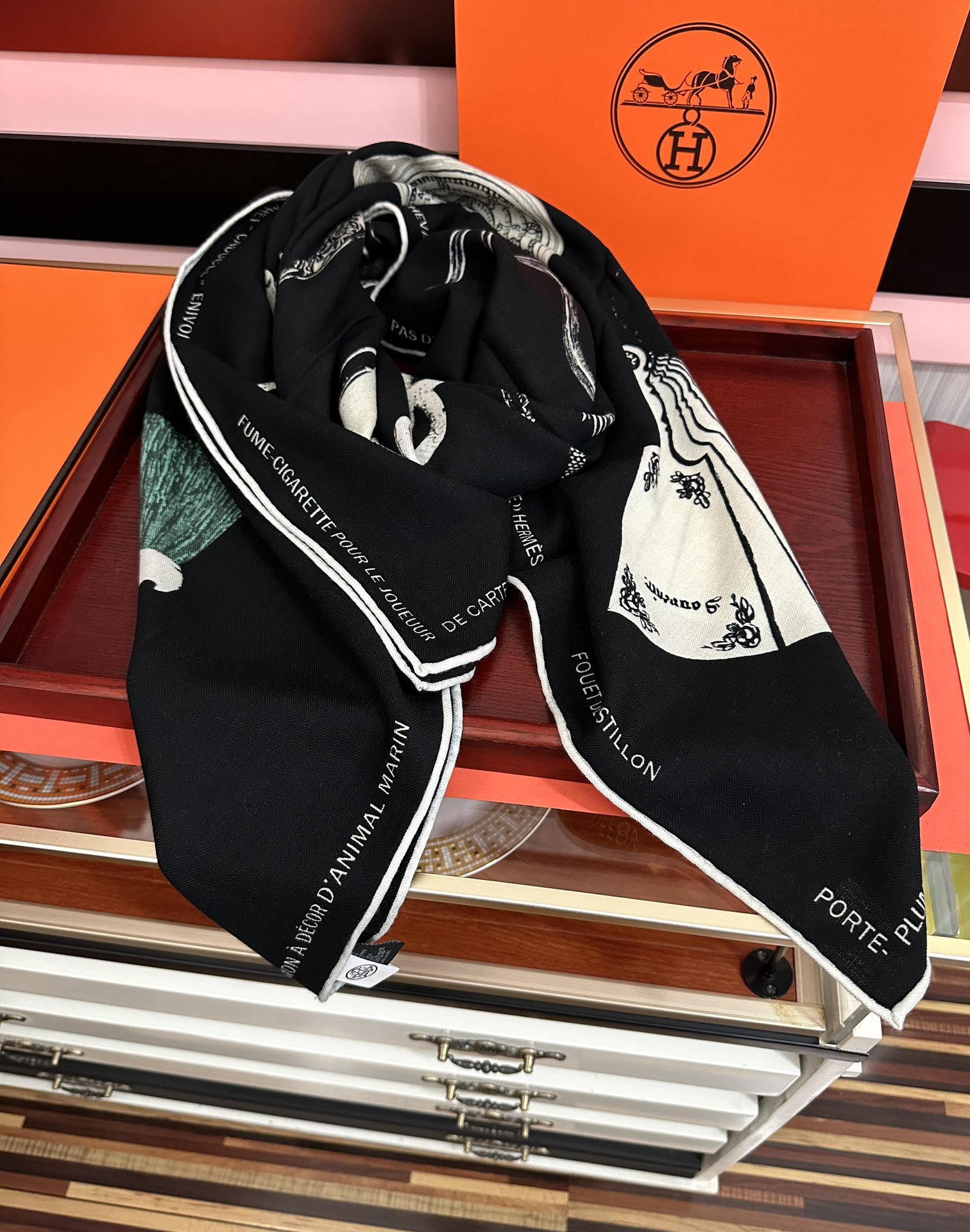 Hermès 爱马仕 【型影相随】2025新款 新一季丝巾 我就不推荐了回头分享一下部分 款的老款信息资料供大家参考 本季必《Rondsdemarch》 一条来自丝巾羊绒丝方巾也不知道是马元素在男士方巾上运用比例高还是正好我每一条无论从配色还是主题图案都深得我心 也相较女款好驾驭 还便宜 大家 尺寸:140X140、材质：30%真丝+70丝绒