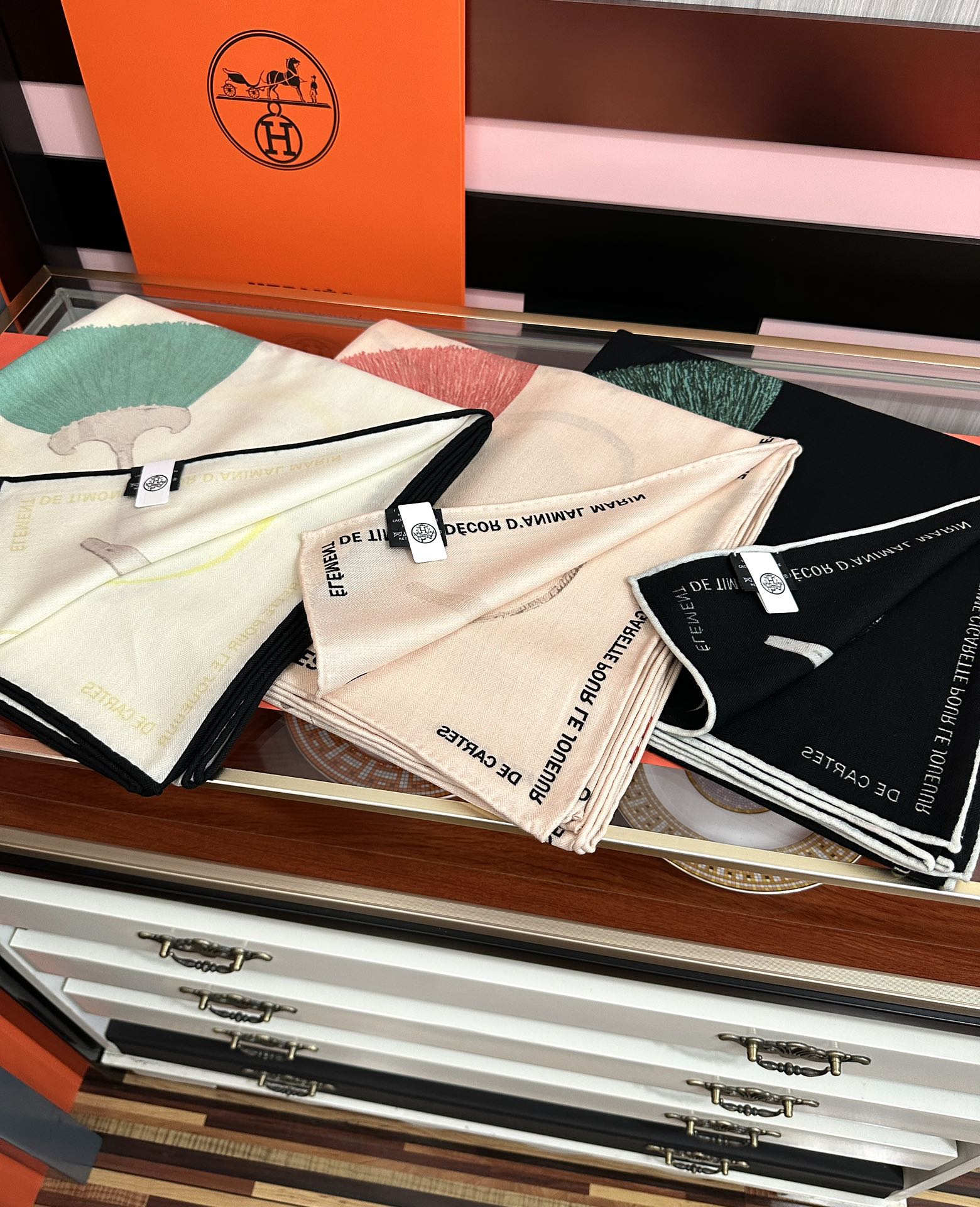Hermès 爱马仕 【型影相随】2025新款 新一季丝巾 我就不推荐了回头分享一下部分 款的老款信息资料供大家参考 本季必《Rondsdemarch》 一条来自丝巾羊绒丝方巾也不知道是马元素在男士方巾上运用比例高还是正好我每一条无论从配色还是主题图案都深得我心 也相较女款好驾驭 还便宜 大家 尺寸:140X140、材质：30%真丝+70丝绒