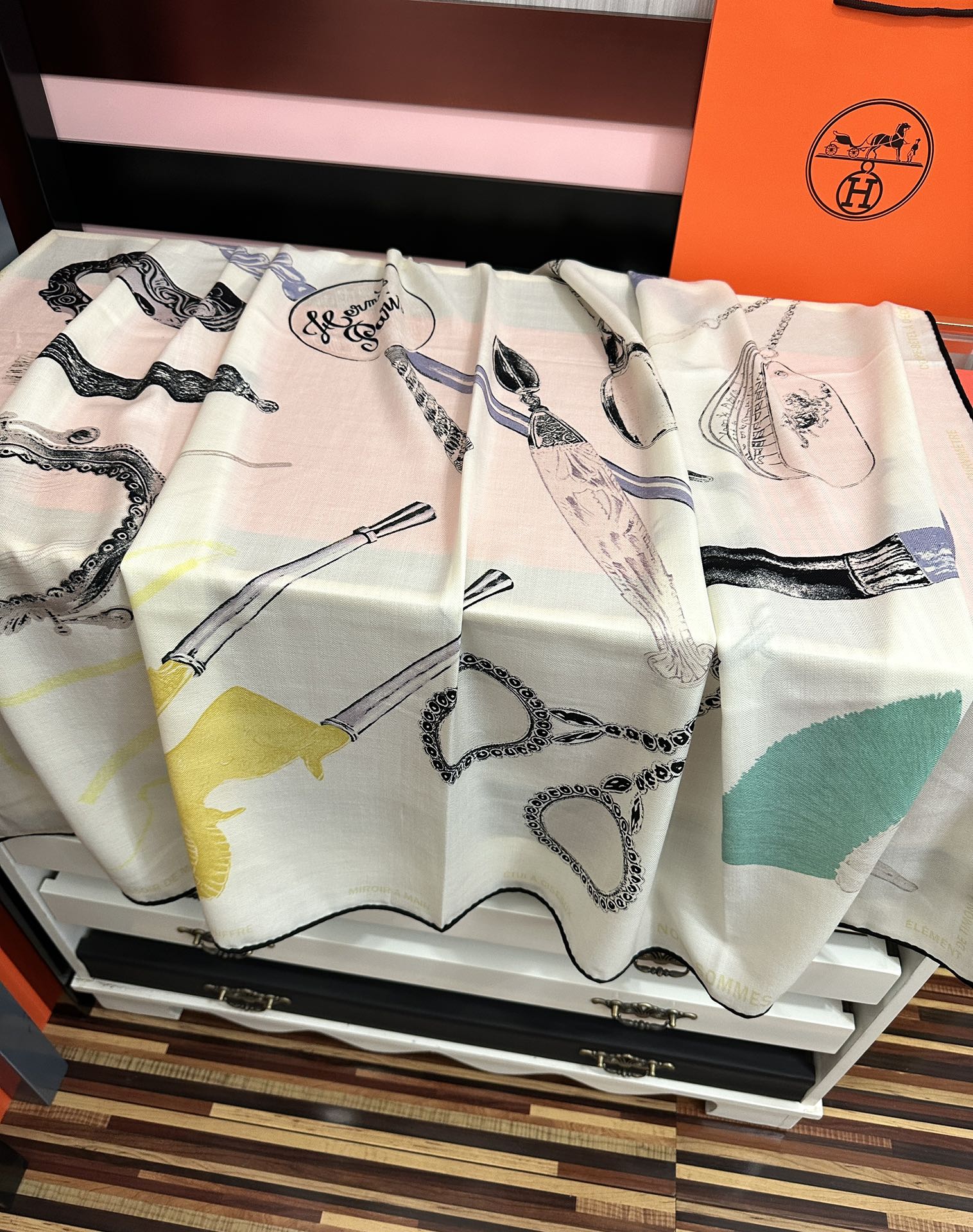 Hermès 爱马仕 【型影相随】2025新款 新一季丝巾 我就不推荐了回头分享一下部分 款的老款信息资料供大家参考 本季必《Rondsdemarch》 一条来自丝巾羊绒丝方巾也不知道是马元素在男士方巾上运用比例高还是正好我每一条无论从配色还是主题图案都深得我心 也相较女款好驾驭 还便宜 大家 尺寸:140X140、材质：30%真丝+70丝绒