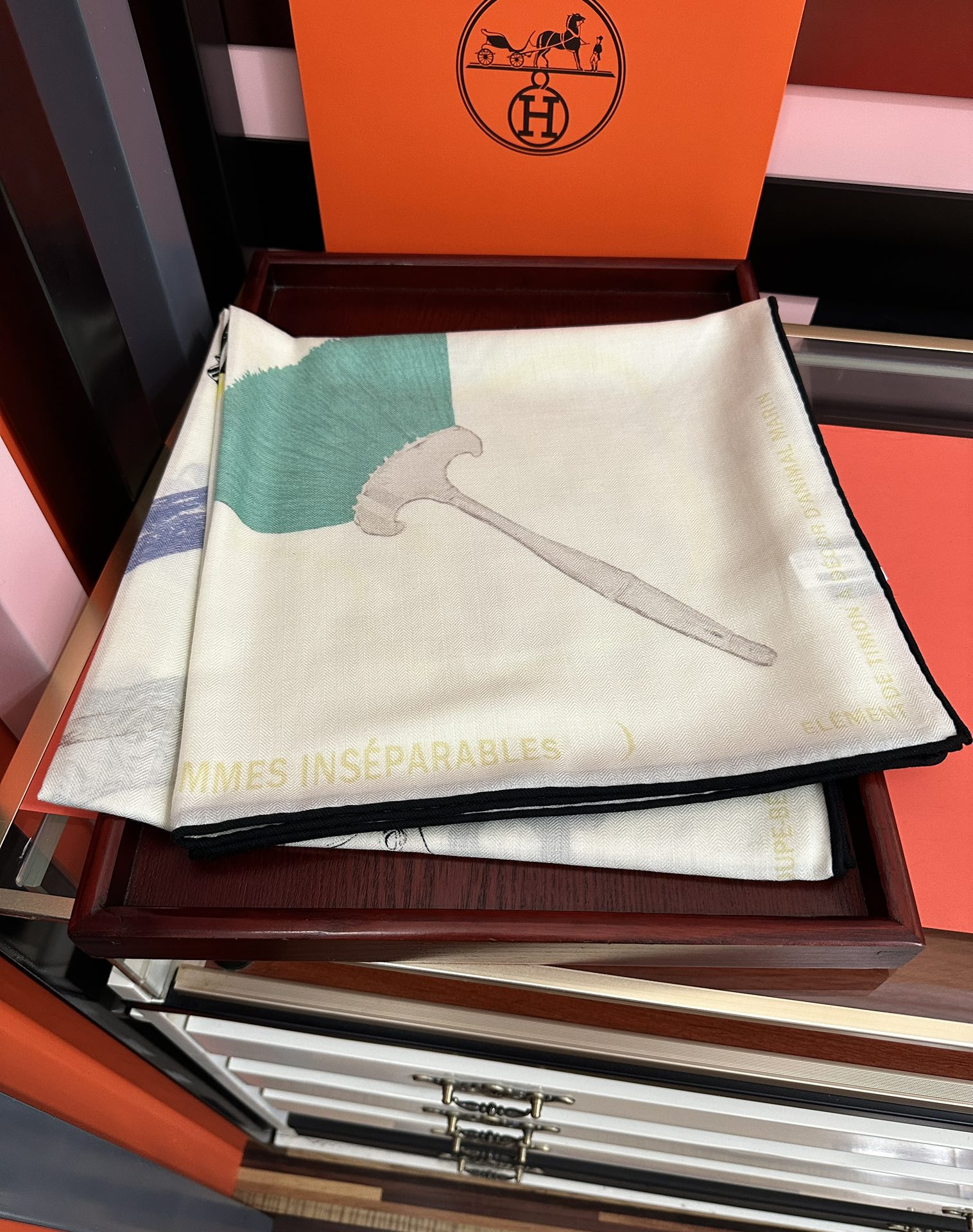 Hermès 爱马仕 【型影相随】2025新款 新一季丝巾 我就不推荐了回头分享一下部分 款的老款信息资料供大家参考 本季必《Rondsdemarch》 一条来自丝巾羊绒丝方巾也不知道是马元素在男士方巾上运用比例高还是正好我每一条无论从配色还是主题图案都深得我心 也相较女款好驾驭 还便宜 大家 尺寸:140X140、材质：30%真丝+70丝绒