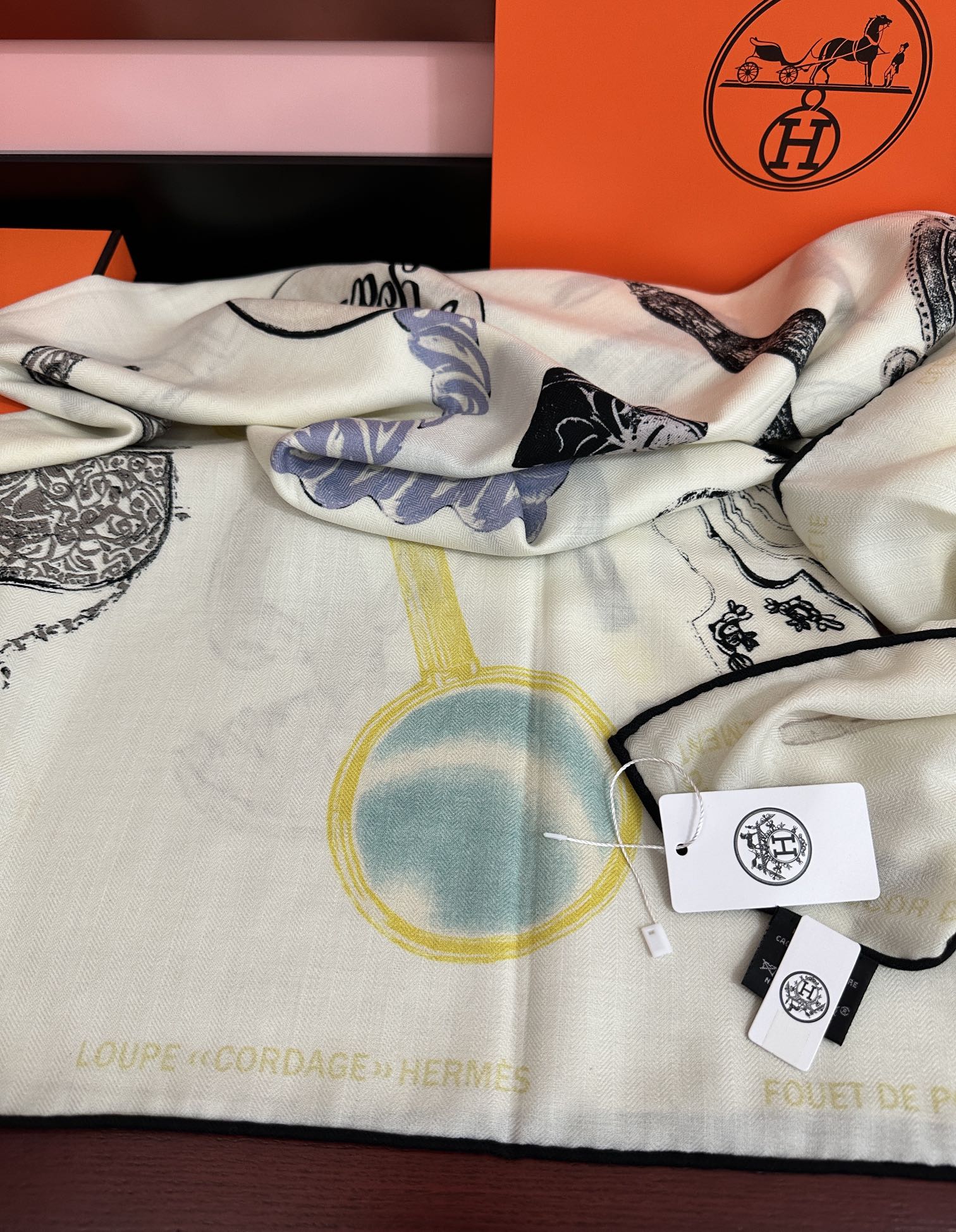 Hermès 爱马仕 【型影相随】2025新款 新一季丝巾 我就不推荐了回头分享一下部分 款的老款信息资料供大家参考 本季必《Rondsdemarch》 一条来自丝巾羊绒丝方巾也不知道是马元素在男士方巾上运用比例高还是正好我每一条无论从配色还是主题图案都深得我心 也相较女款好驾驭 还便宜 大家 尺寸:140X140、材质：30%真丝+70丝绒