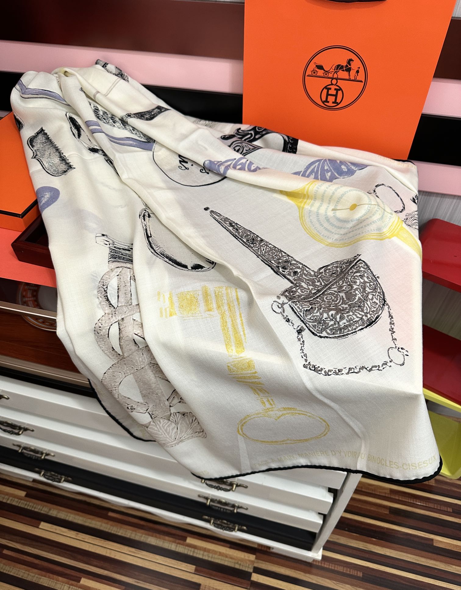 Hermès 爱马仕 【型影相随】2025新款 新一季丝巾 我就不推荐了回头分享一下部分 款的老款信息资料供大家参考 本季必《Rondsdemarch》 一条来自丝巾羊绒丝方巾也不知道是马元素在男士方巾上运用比例高还是正好我每一条无论从配色还是主题图案都深得我心 也相较女款好驾驭 还便宜 大家 尺寸:140X140、材质：30%真丝+70丝绒