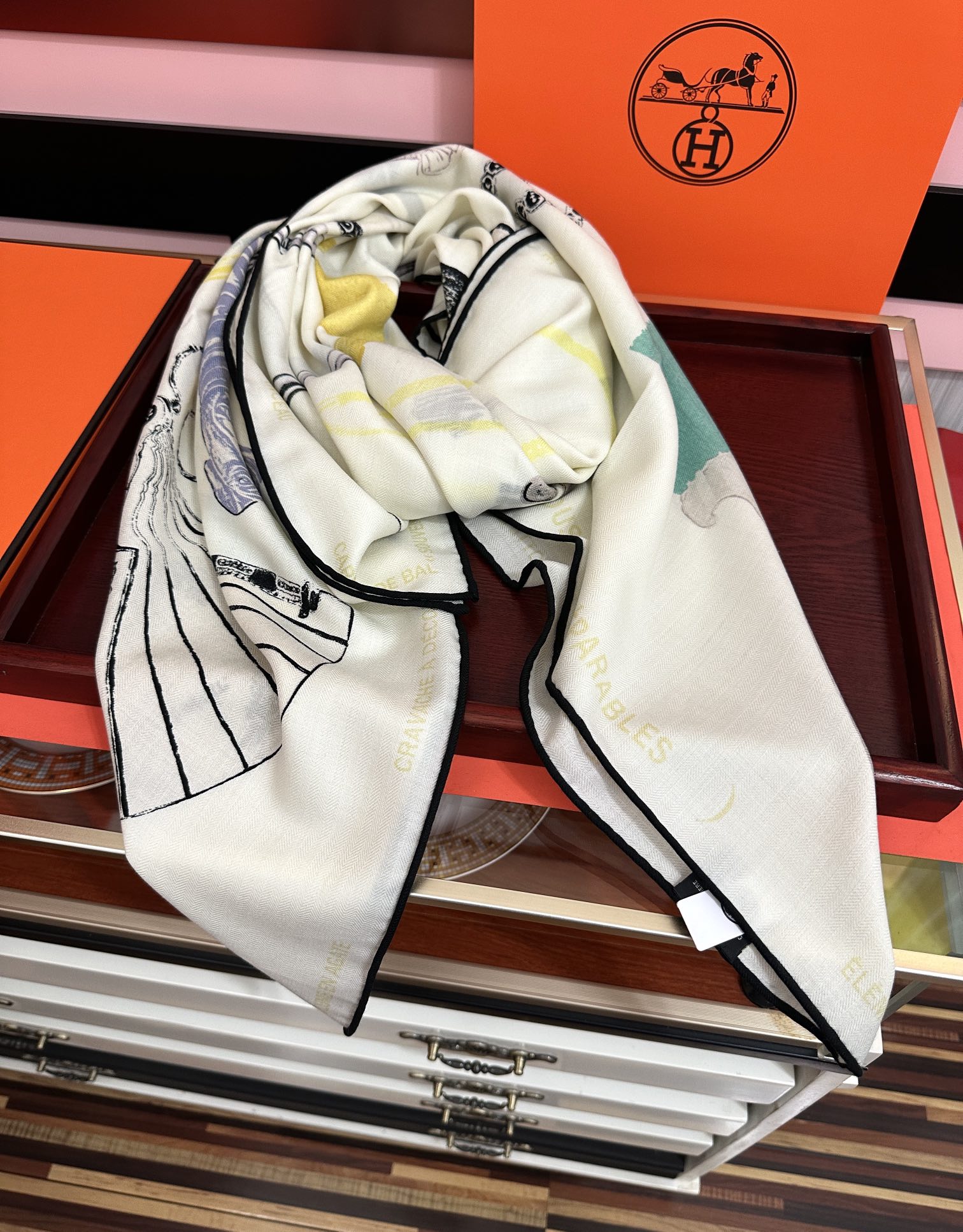 Hermès 爱马仕 【型影相随】2025新款 新一季丝巾 我就不推荐了回头分享一下部分 款的老款信息资料供大家参考 本季必《Rondsdemarch》 一条来自丝巾羊绒丝方巾也不知道是马元素在男士方巾上运用比例高还是正好我每一条无论从配色还是主题图案都深得我心 也相较女款好驾驭 还便宜 大家 尺寸:140X140、材质：30%真丝+70丝绒
