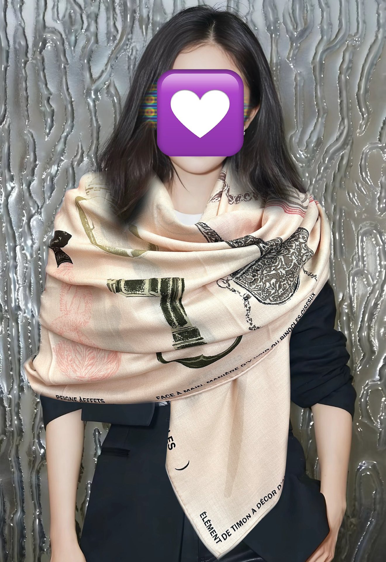 Hermès 爱马仕 【型影相随】2025新款 新一季丝巾 我就不推荐了回头分享一下部分 款的老款信息资料供大家参考 本季必《Rondsdemarch》 一条来自丝巾羊绒丝方巾也不知道是马元素在男士方巾上运用比例高还是正好我每一条无论从配色还是主题图案都深得我心 也相较女款好驾驭 还便宜 大家 尺寸:140X140、材质：30%真丝+70丝绒