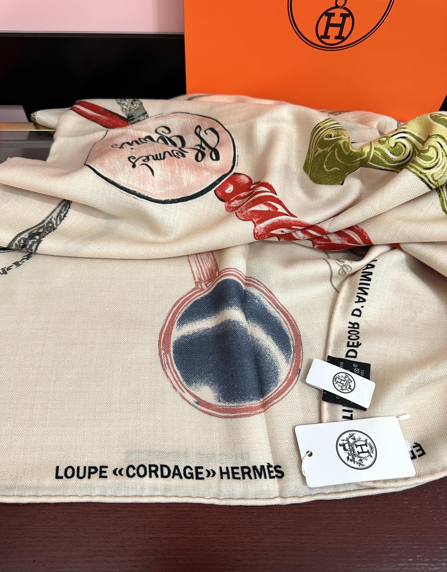Hermès 爱马仕 【型影相随】2025新款 新一季丝巾 我就不推荐了回头分享一下部分 款的老款信息资料供大家参考 本季必《Rondsdemarch》 一条来自丝巾羊绒丝方巾也不知道是马元素在男士方巾上运用比例高还是正好我每一条无论从配色还是主题图案都深得我心 也相较女款好驾驭 还便宜 大家 尺寸:140X140、材质：30%真丝+70丝绒