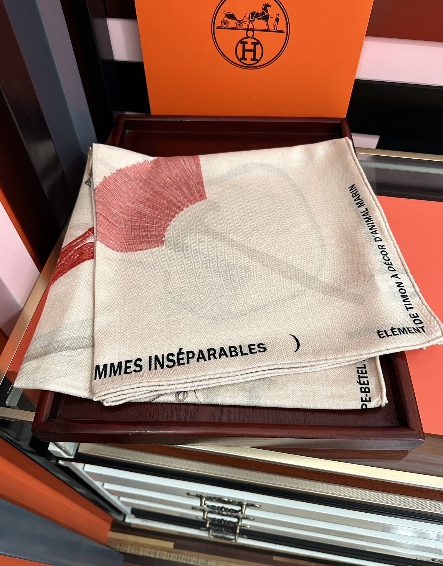 Hermès 爱马仕 【型影相随】2025新款 新一季丝巾 我就不推荐了回头分享一下部分 款的老款信息资料供大家参考 本季必《Rondsdemarch》 一条来自丝巾羊绒丝方巾也不知道是马元素在男士方巾上运用比例高还是正好我每一条无论从配色还是主题图案都深得我心 也相较女款好驾驭 还便宜 大家 尺寸:140X140、材质：30%真丝+70丝绒