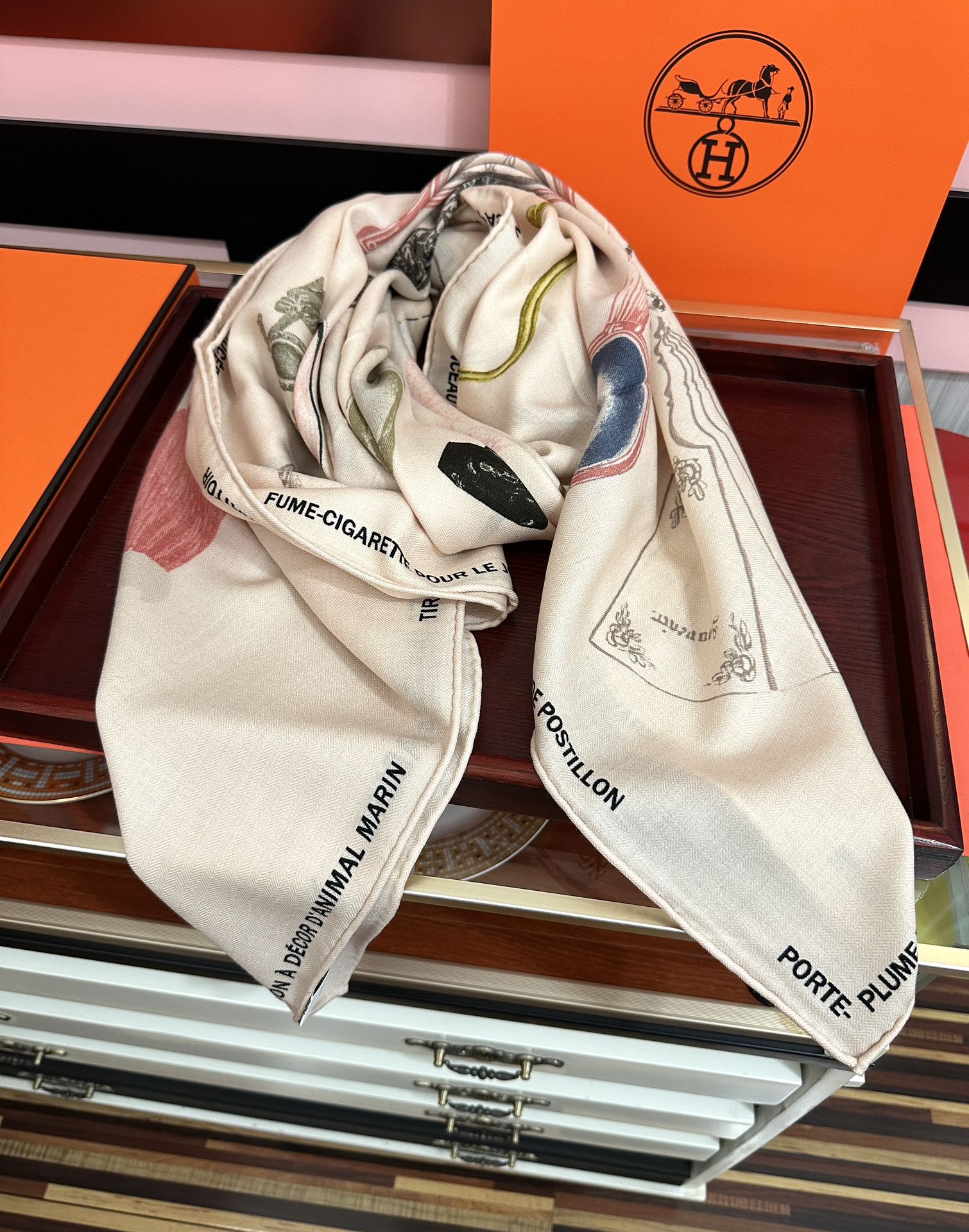Hermès 爱马仕 【型影相随】2025新款 新一季丝巾 我就不推荐了回头分享一下部分 款的老款信息资料供大家参考 本季必《Rondsdemarch》 一条来自丝巾羊绒丝方巾也不知道是马元素在男士方巾上运用比例高还是正好我每一条无论从配色还是主题图案都深得我心 也相较女款好驾驭 还便宜 大家 尺寸:140X140、材质：30%真丝+70丝绒