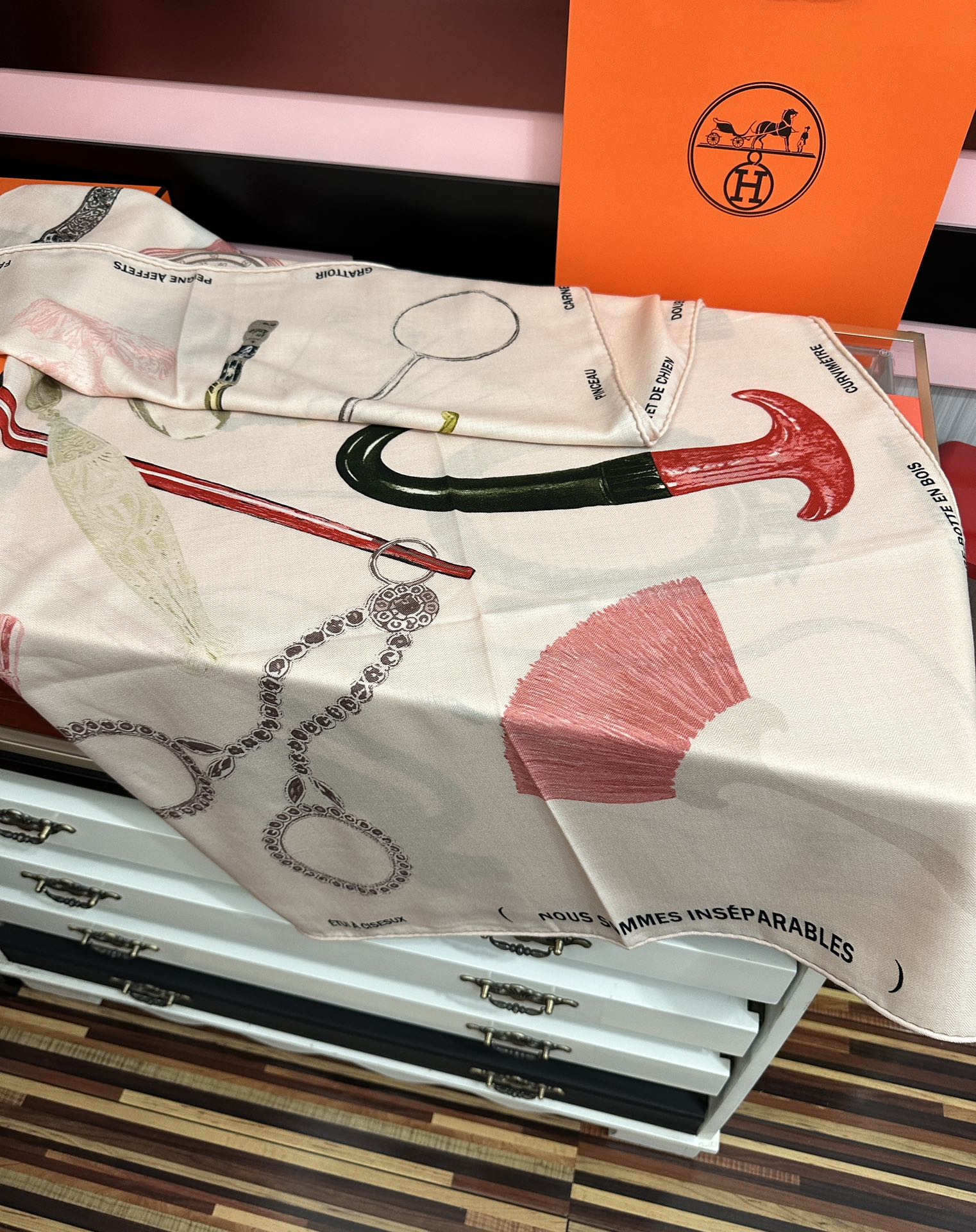 Hermès 爱马仕 【型影相随】2025新款 新一季丝巾 我就不推荐了回头分享一下部分 款的老款信息资料供大家参考 本季必《Rondsdemarch》 一条来自丝巾羊绒丝方巾也不知道是马元素在男士方巾上运用比例高还是正好我每一条无论从配色还是主题图案都深得我心 也相较女款好驾驭 还便宜 大家 尺寸:140X140、材质：30%真丝+70丝绒