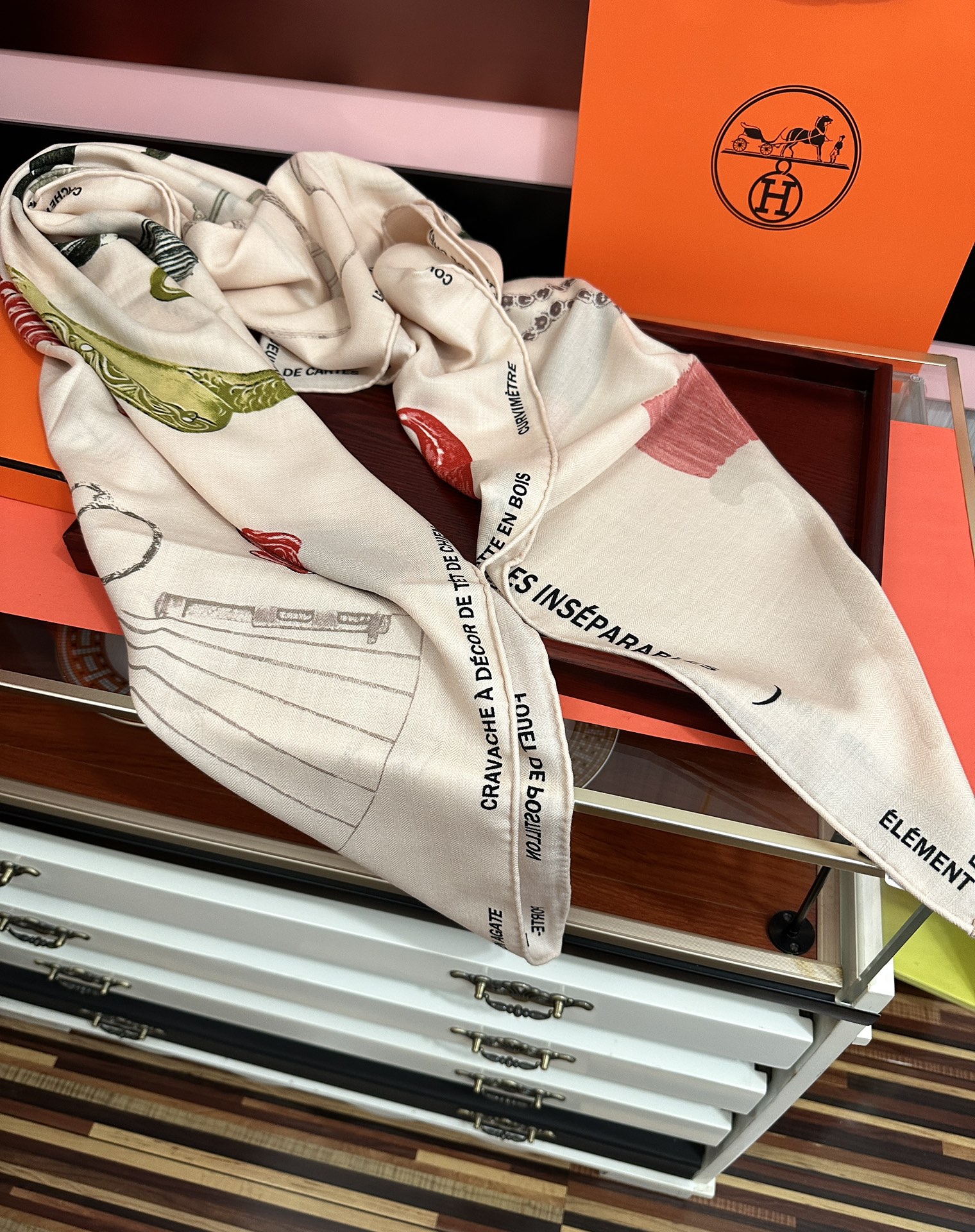 Hermès 爱马仕 【型影相随】2025新款 新一季丝巾 我就不推荐了回头分享一下部分 款的老款信息资料供大家参考 本季必《Rondsdemarch》 一条来自丝巾羊绒丝方巾也不知道是马元素在男士方巾上运用比例高还是正好我每一条无论从配色还是主题图案都深得我心 也相较女款好驾驭 还便宜 大家 尺寸:140X140、材质：30%真丝+70丝绒
