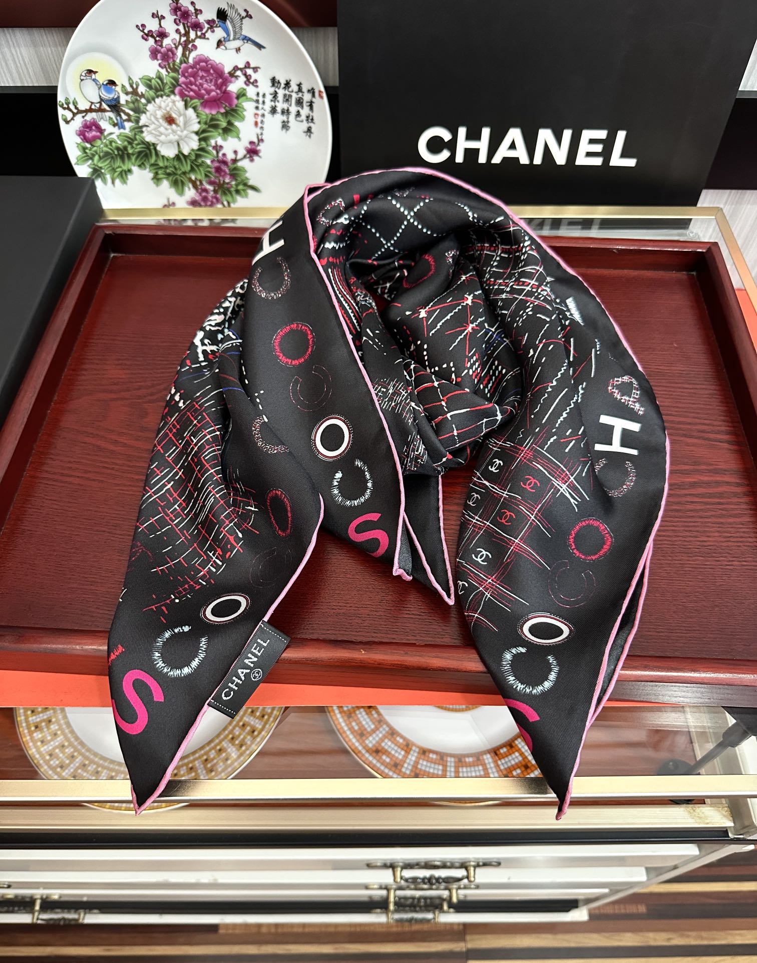 Chanel 上新 2025小香 真心美的让人非常非常心动 上身效果简直美翻了 品质非常完美 ‼ 整个围巾给人气场的同时又非常 秀丽 绝对值得入手的新款 ‼ 实物一拿到就会庆幸自己是女人的绝美好货 完美气质品味首选 材质：100% 斜纹真丝