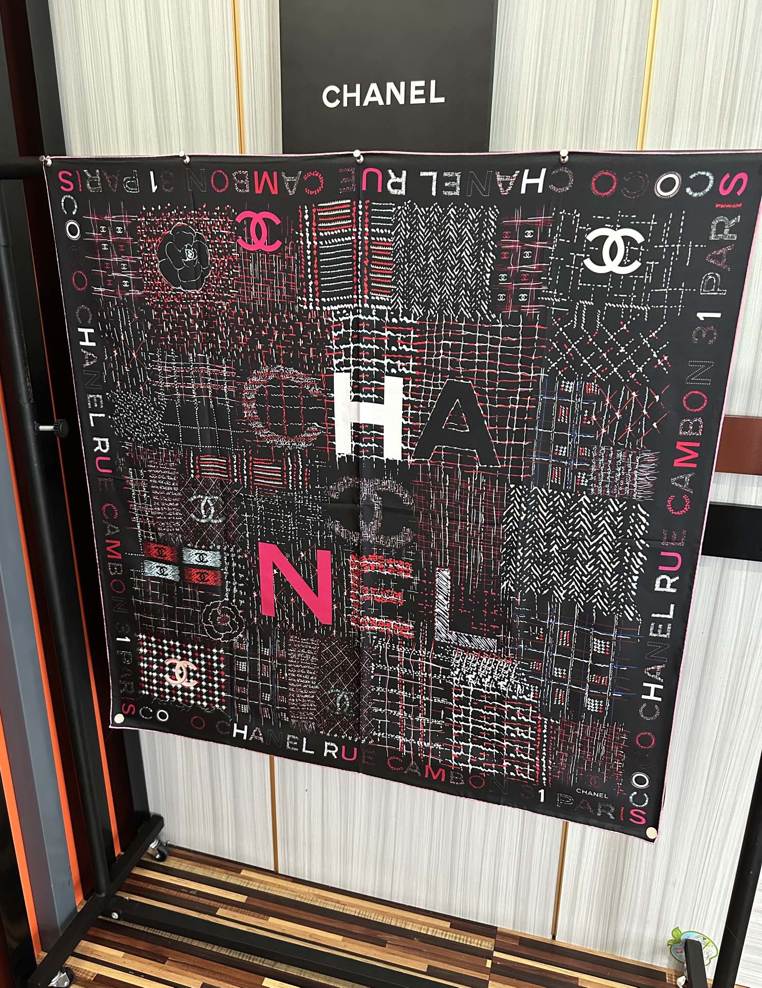 Chanel 上新 2025小香 真心美的让人非常非常心动 上身效果简直美翻了 品质非常完美 ‼ 整个围巾给人气场的同时又非常 秀丽 绝对值得入手的新款 ‼ 实物一拿到就会庆幸自己是女人的绝美好货 完美气质品味首选 材质：100% 斜纹真丝