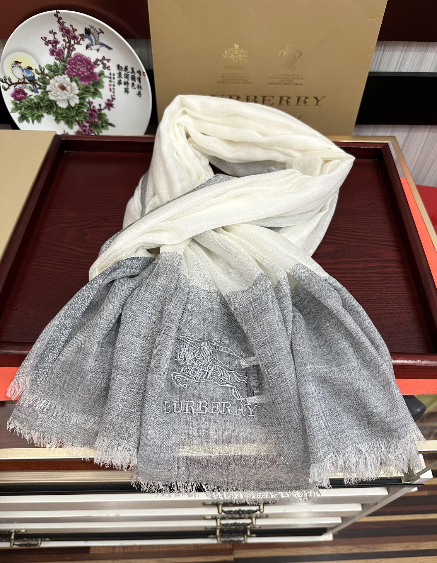 Burberry 上新 2050 巴宝莉 重磅推荐 火爆N年的格子 人人都喜欢 时潮人都有好几条巴家围巾放在衣橱