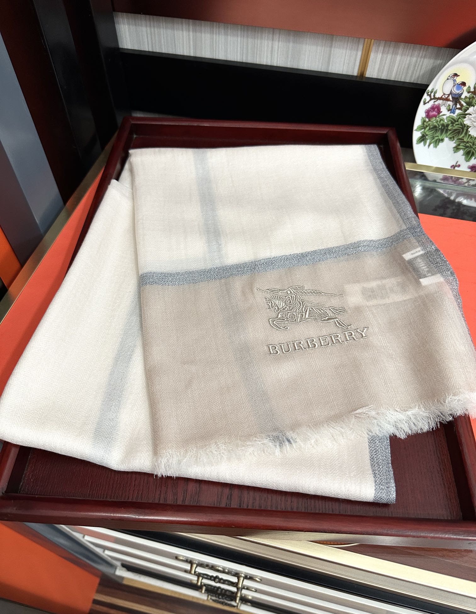 Burberry 上新 2050 巴宝莉 重磅推荐 火爆N年的格子 人人都喜欢 时潮人都有好几条巴家围巾放在衣橱