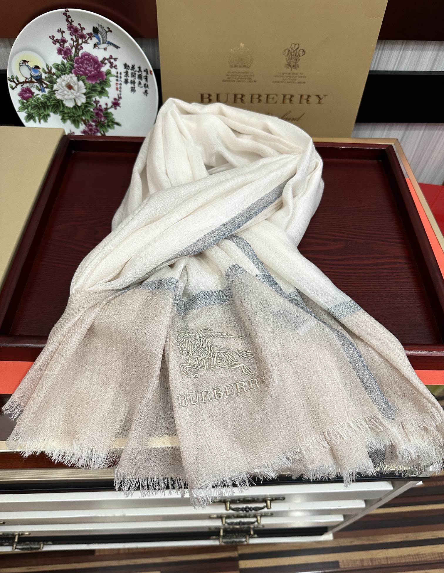 Burberry 上新 2050 巴宝莉 重磅推荐 火爆N年的格子 人人都喜欢 时潮人都有好几条巴家围巾放在衣橱