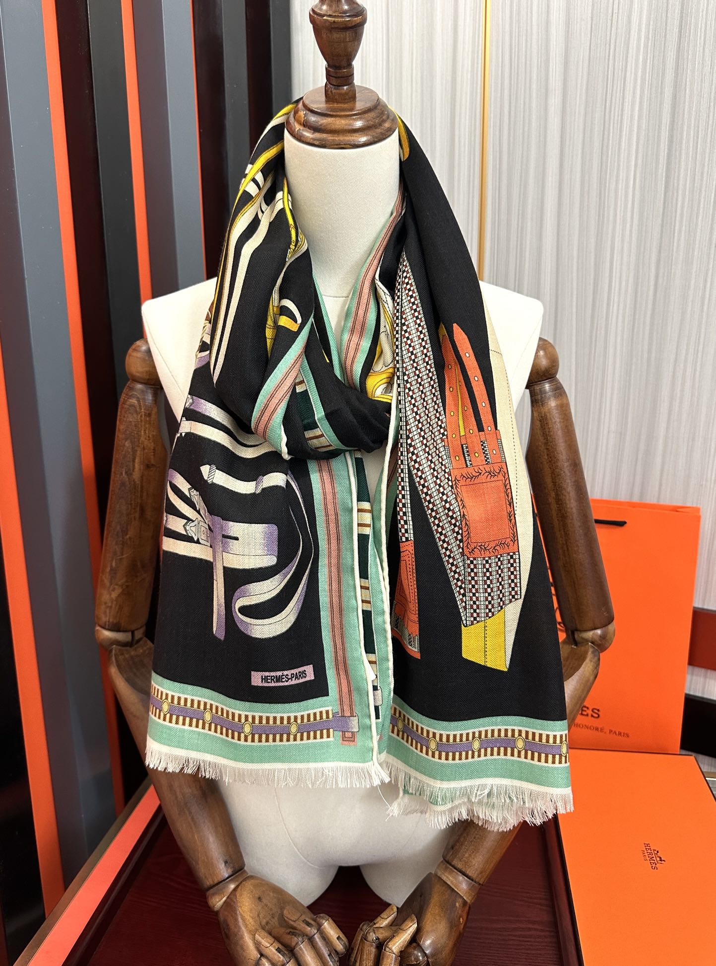 Hermès 爱马仕 2050【双面同色骏马】太美了 四季都可以用 真心美的让人非常非上身效果简直美翻了 品质非常完美 整个围巾给人气场的同时又非常 秀丽 绝对值得入手的新款 实物一拿到就会庆幸自己是女人的绝美好货 尺寸：65x185