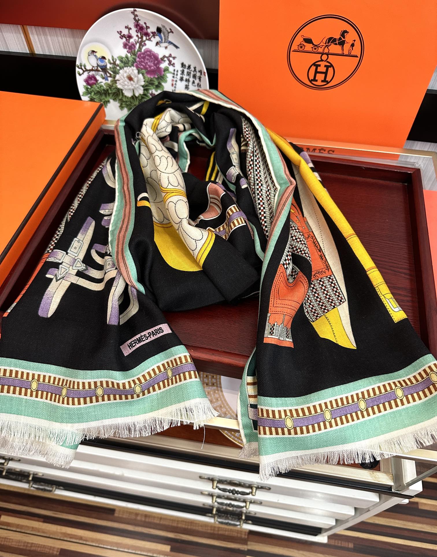 Hermès 爱马仕 2050【双面同色骏马】太美了 四季都可以用 真心美的让人非常非上身效果简直美翻了 品质非常完美 整个围巾给人气场的同时又非常 秀丽 绝对值得入手的新款 实物一拿到就会庆幸自己是女人的绝美好货 尺寸：65x185