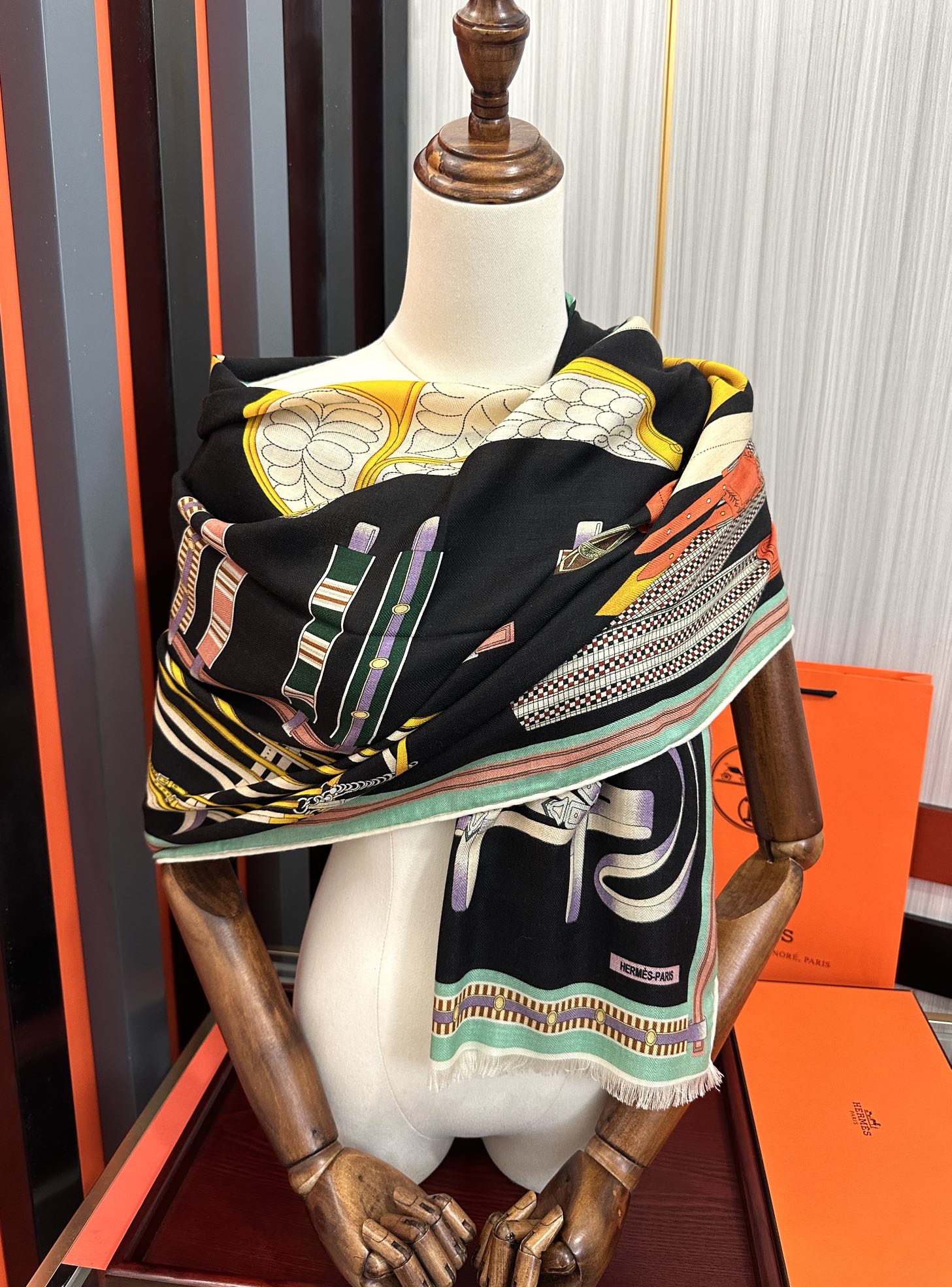 Hermès 爱马仕 2050【双面同色骏马】太美了 四季都可以用 真心美的让人非常非上身效果简直美翻了 品质非常完美 整个围巾给人气场的同时又非常 秀丽 绝对值得入手的新款 实物一拿到就会庆幸自己是女人的绝美好货 尺寸：65x185