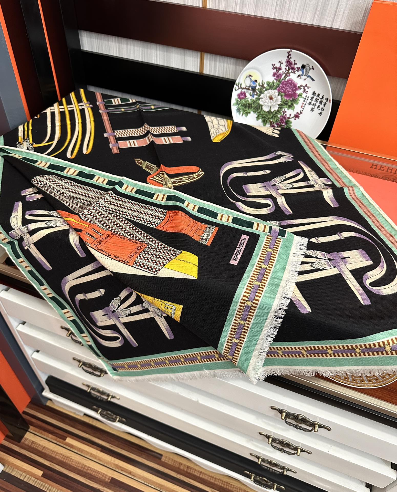 Hermès 爱马仕 2050【双面同色骏马】太美了 四季都可以用 真心美的让人非常非上身效果简直美翻了 品质非常完美 整个围巾给人气场的同时又非常 秀丽 绝对值得入手的新款 实物一拿到就会庆幸自己是女人的绝美好货 尺寸：65x185