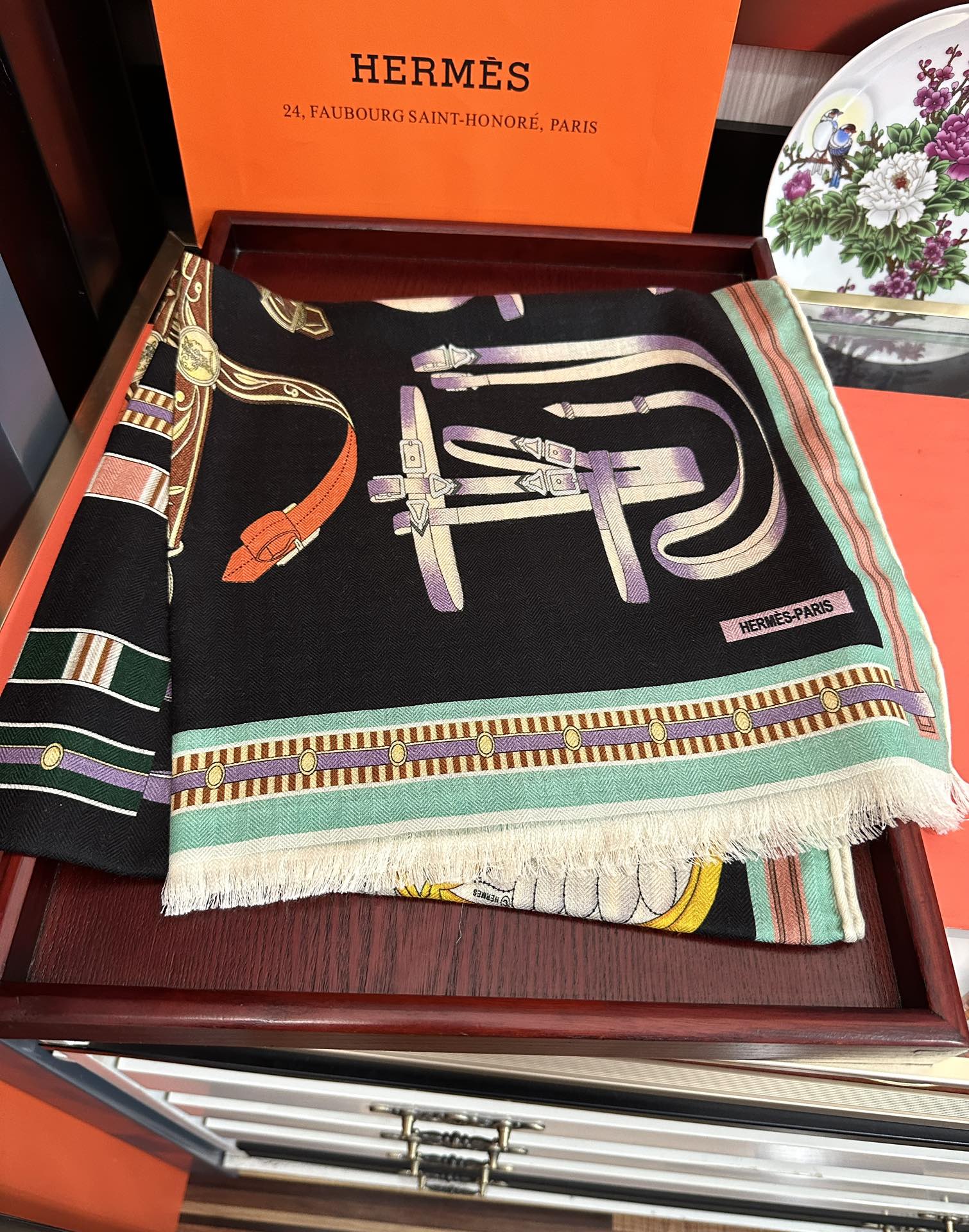 Hermès 爱马仕 2050【双面同色骏马】太美了 四季都可以用 真心美的让人非常非上身效果简直美翻了 品质非常完美 整个围巾给人气场的同时又非常 秀丽 绝对值得入手的新款 实物一拿到就会庆幸自己是女人的绝美好货 尺寸：65x185