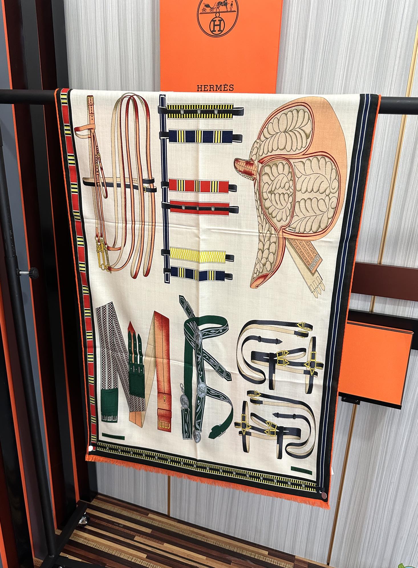 Hermès 爱马仕 2050【双面同色骏马】太美了 四季都可以用 真心美的让人非常非上身效果简直美翻了 品质非常完美 整个围巾给人气场的同时又非常 秀丽 绝对值得入手的新款 实物一拿到就会庆幸自己是女人的绝美好货 尺寸：65x185