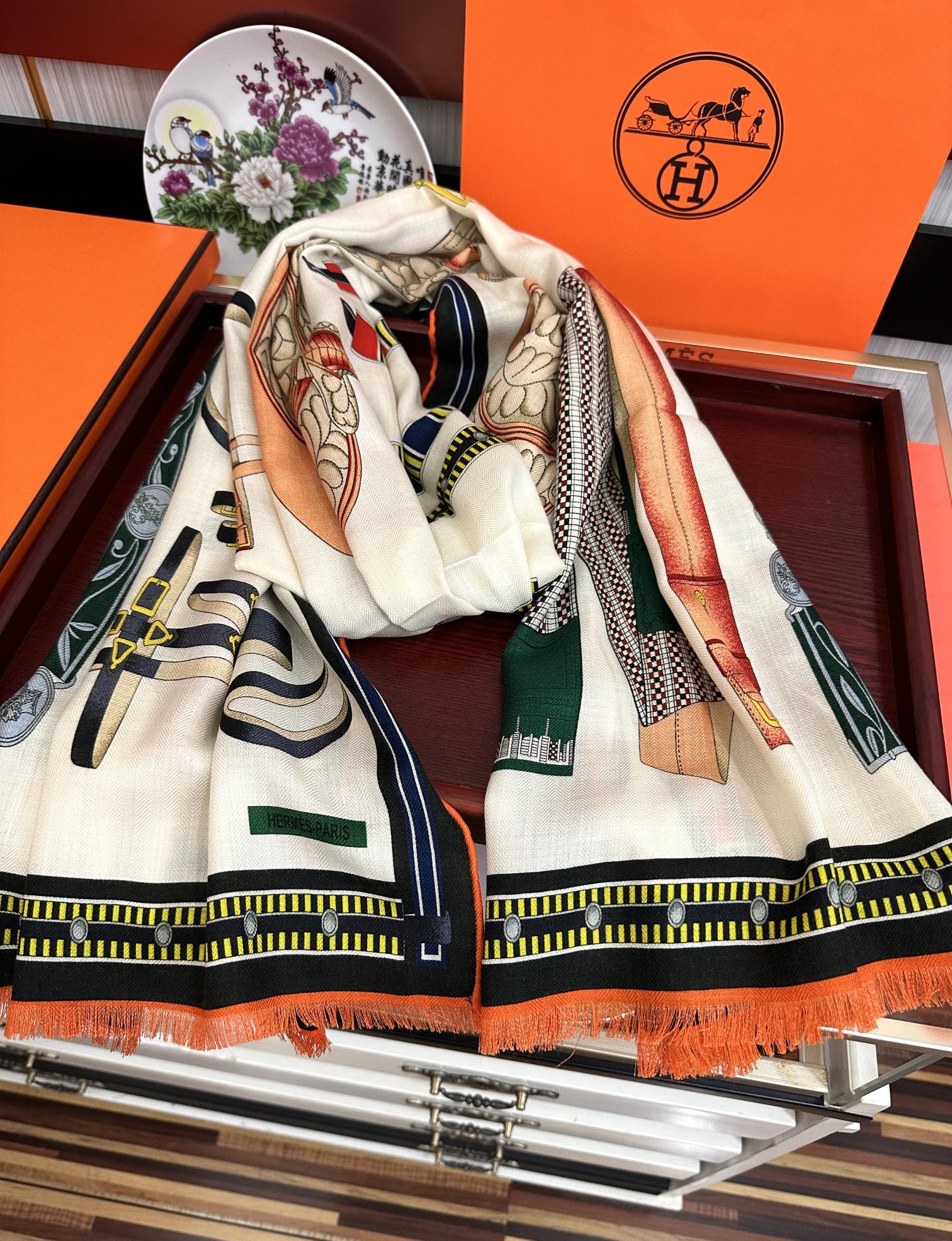 Hermès 爱马仕 2050【双面同色骏马】太美了 四季都可以用 真心美的让人非常非上身效果简直美翻了 品质非常完美 整个围巾给人气场的同时又非常 秀丽 绝对值得入手的新款 实物一拿到就会庆幸自己是女人的绝美好货 尺寸：65x185
