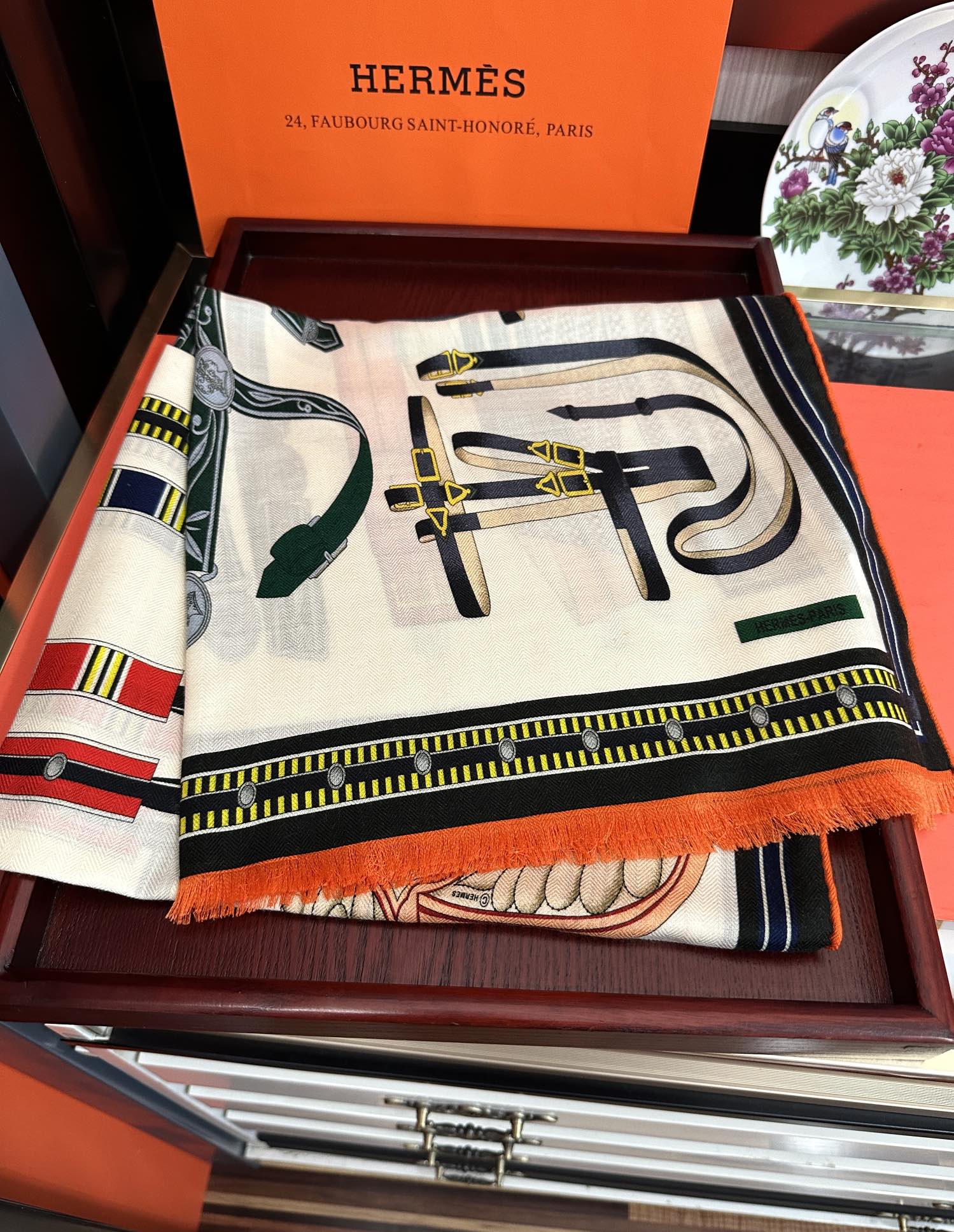 Hermès 爱马仕 2050【双面同色骏马】太美了 四季都可以用 真心美的让人非常非上身效果简直美翻了 品质非常完美 整个围巾给人气场的同时又非常 秀丽 绝对值得入手的新款 实物一拿到就会庆幸自己是女人的绝美好货 尺寸：65x185