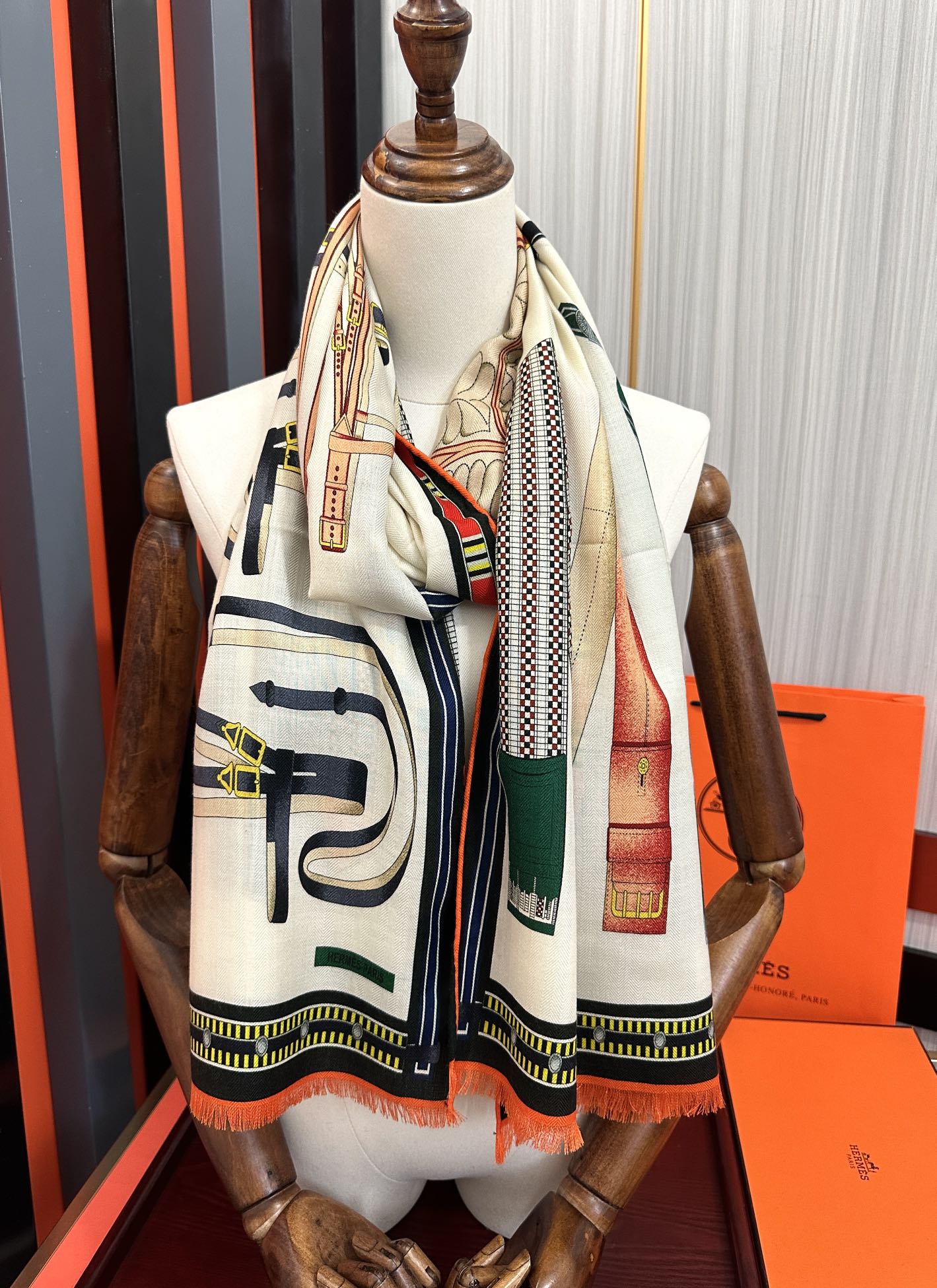 Hermès 爱马仕 2050【双面同色骏马】太美了 四季都可以用 真心美的让人非常非上身效果简直美翻了 品质非常完美 整个围巾给人气场的同时又非常 秀丽 绝对值得入手的新款 实物一拿到就会庆幸自己是女人的绝美好货 尺寸：65x185