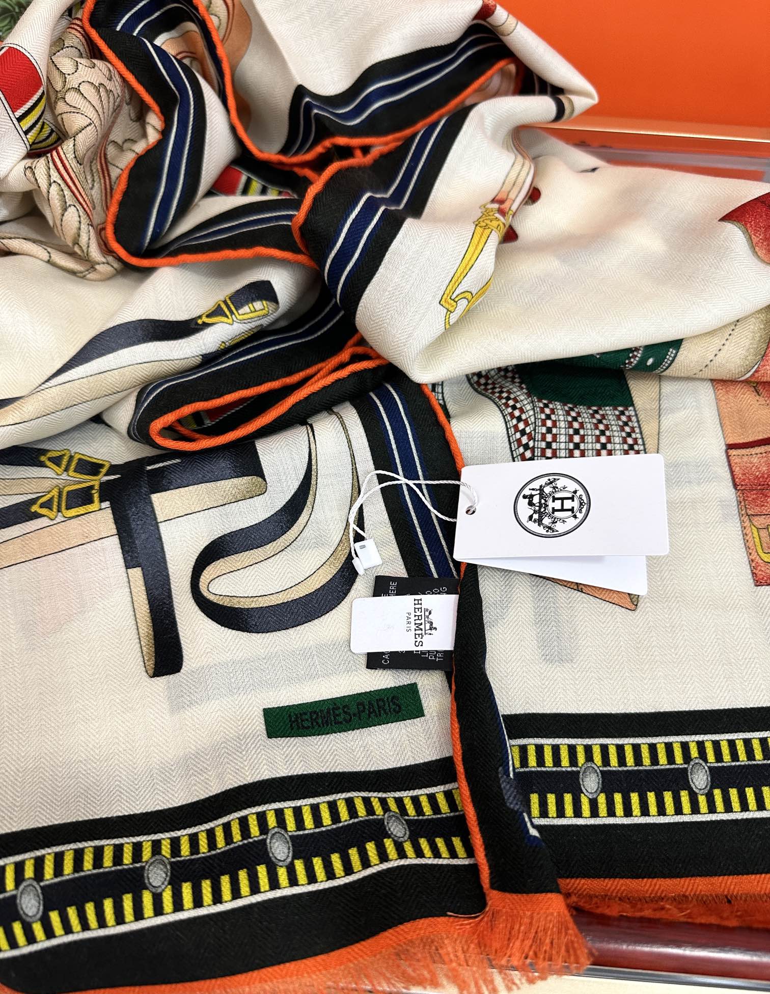 Hermès 爱马仕 2050【双面同色骏马】太美了 四季都可以用 真心美的让人非常非上身效果简直美翻了 品质非常完美 整个围巾给人气场的同时又非常 秀丽 绝对值得入手的新款 实物一拿到就会庆幸自己是女人的绝美好货 尺寸：65x185
