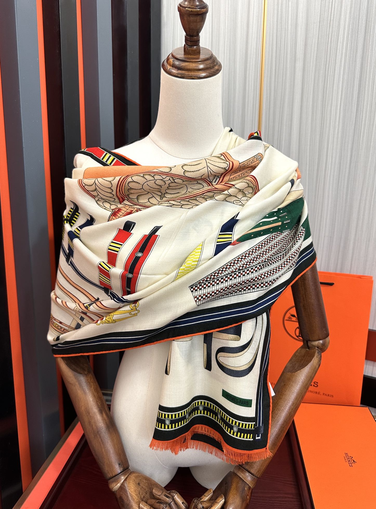 Hermès 爱马仕 2050【双面同色骏马】太美了 四季都可以用 真心美的让人非常非上身效果简直美翻了 品质非常完美 整个围巾给人气场的同时又非常 秀丽 绝对值得入手的新款 实物一拿到就会庆幸自己是女人的绝美好货 尺寸：65x185