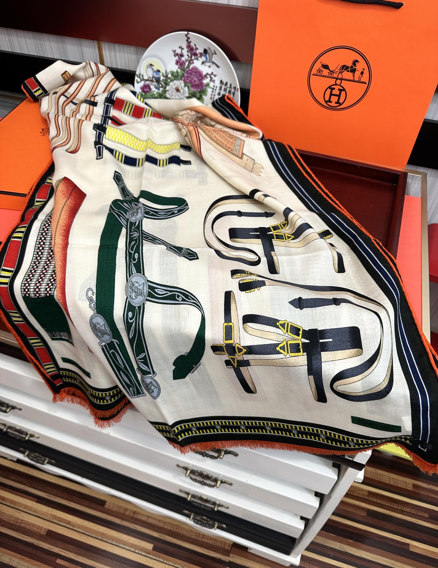 Hermès 爱马仕 2050【双面同色骏马】太美了 四季都可以用 真心美的让人非常非上身效果简直美翻了 品质非常完美 整个围巾给人气场的同时又非常 秀丽 绝对值得入手的新款 实物一拿到就会庆幸自己是女人的绝美好货 尺寸：65x185