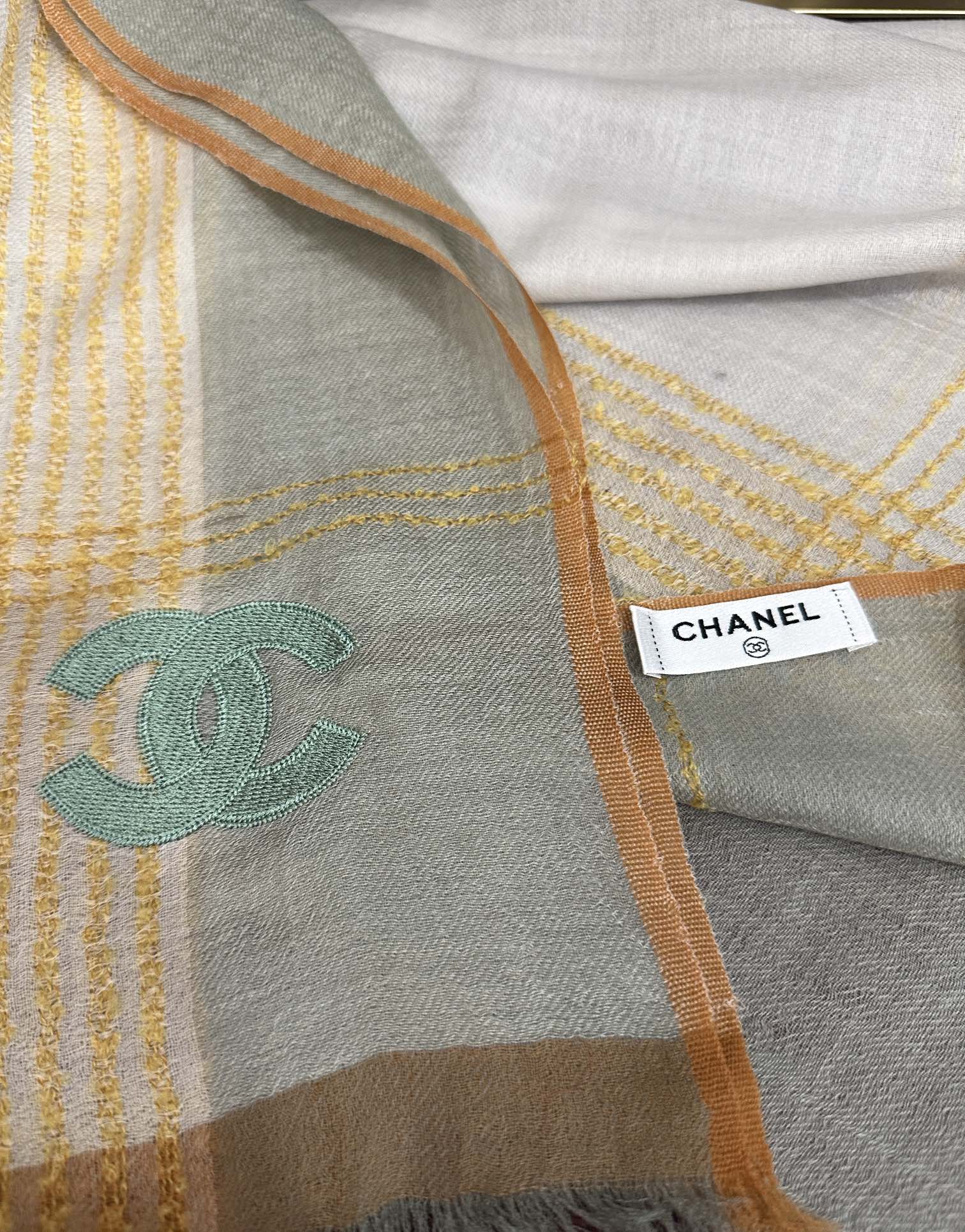 Chanel 小香 采用内蒙古羊绒 重磅推荐 火爆 人人都喜欢 时潮人都有好几条围巾放在衣橱