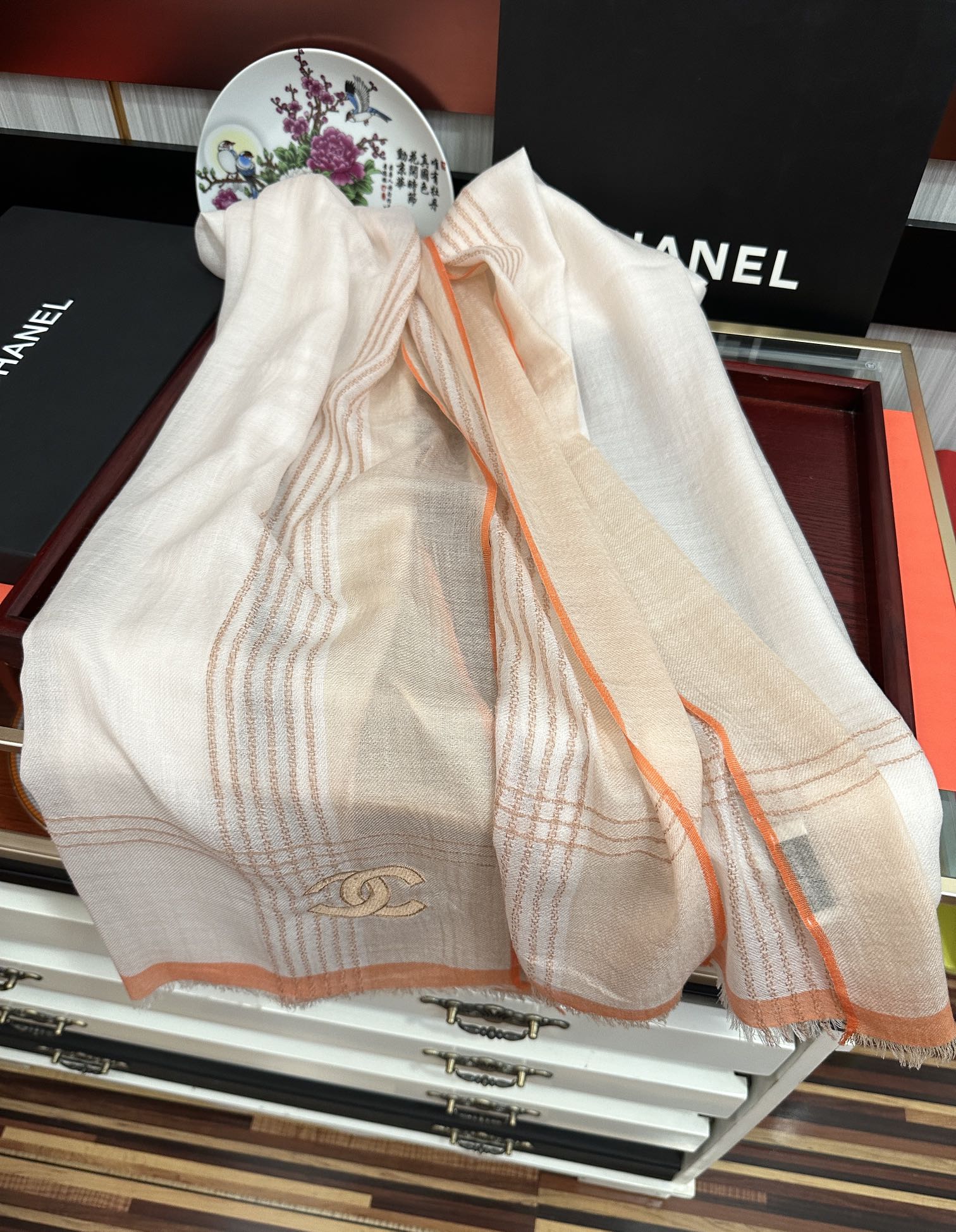 Chanel 小香 采用内蒙古羊绒 重磅推荐 火爆 人人都喜欢 时潮人都有好几条围巾放在衣橱