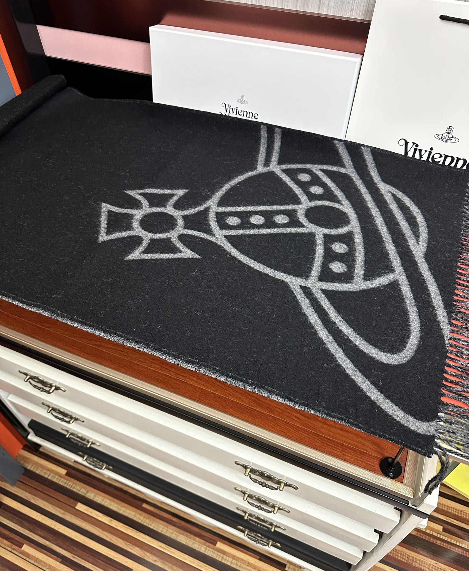 Vivienne Westwood 高版本 高品质 “西太后Vivienne Westwood”最爱的土星从精神上 才是最能代表英国人的 品牌