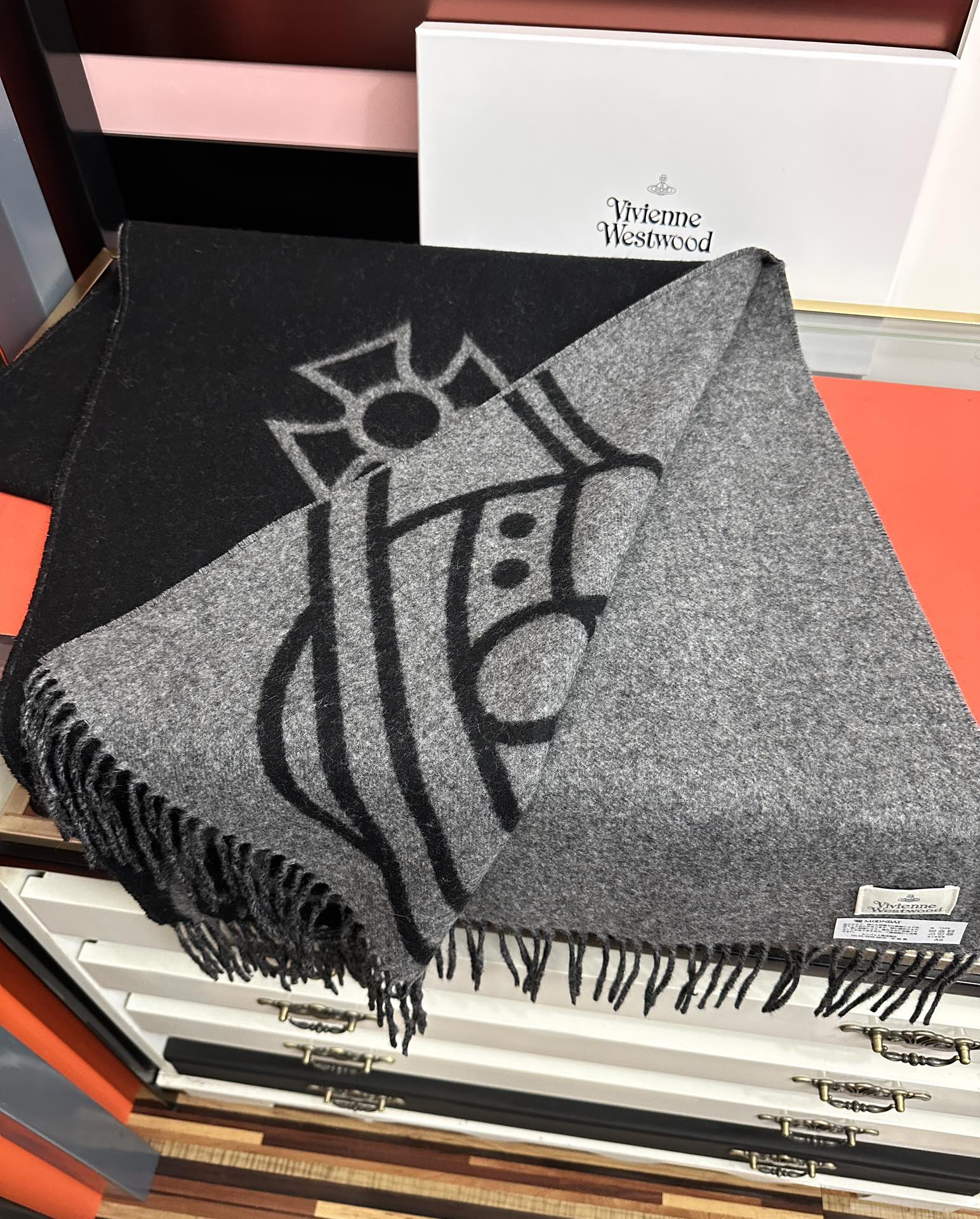 Vivienne Westwood 高版本 高品质 “西太后Vivienne Westwood”最爱的土星从精神上 才是最能代表英国人的 品牌