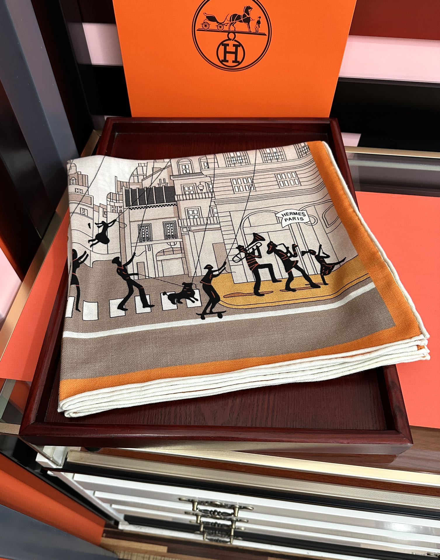 Hermès 爱马仕2025秋冬新款【太空探索】 新一季丝巾采购清单估计各位养马人们已经列好了 我就不推荐了回头分享一下部分 款的老款信息资料供大家参考 本季必购《Rondsdemarch》(圆场漫步) 一条来自丝巾羊绒丝方巾也不知道是马元素在男士方巾上运用比例高还是正好我每一条无论从配色还是主题图案都深得我心 也相较女款好驾驭 还便宜 大家 尺寸:140X140、材质：30%真丝+70丝绒