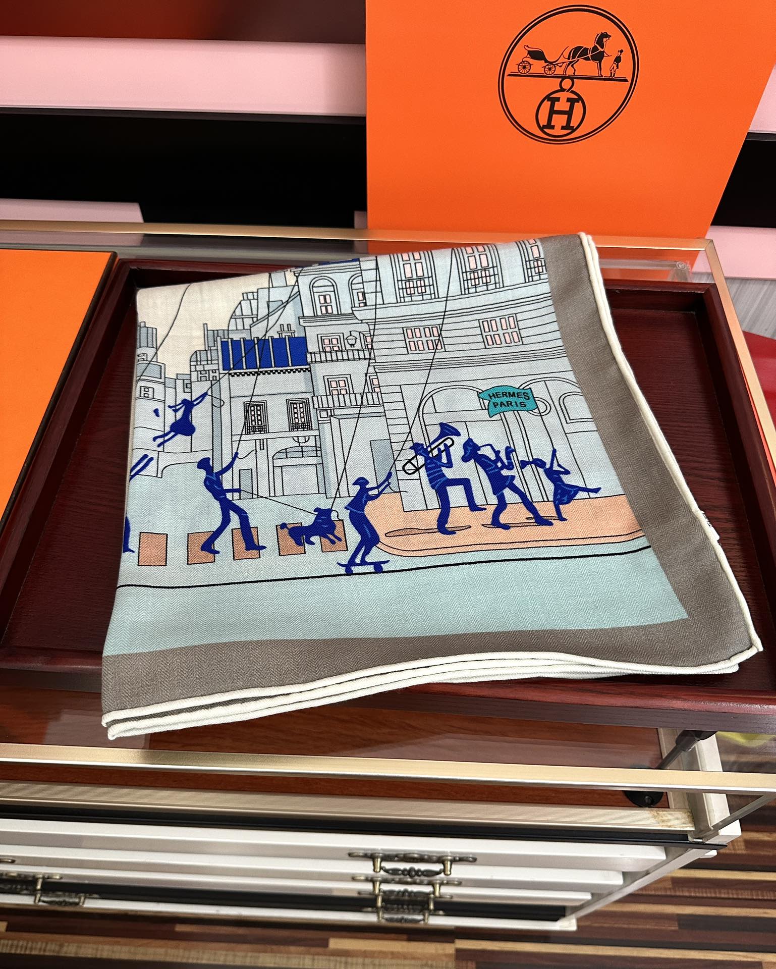Hermès 爱马仕2025秋冬新款【太空探索】 新一季丝巾采购清单估计各位养马人们已经列好了 我就不推荐了回头分享一下部分 款的老款信息资料供大家参考 本季必购《Rondsdemarch》(圆场漫步) 一条来自丝巾羊绒丝方巾也不知道是马元素在男士方巾上运用比例高还是正好我每一条无论从配色还是主题图案都深得我心 也相较女款好驾驭 还便宜 大家 尺寸:140X140、材质：30%真丝+70丝绒