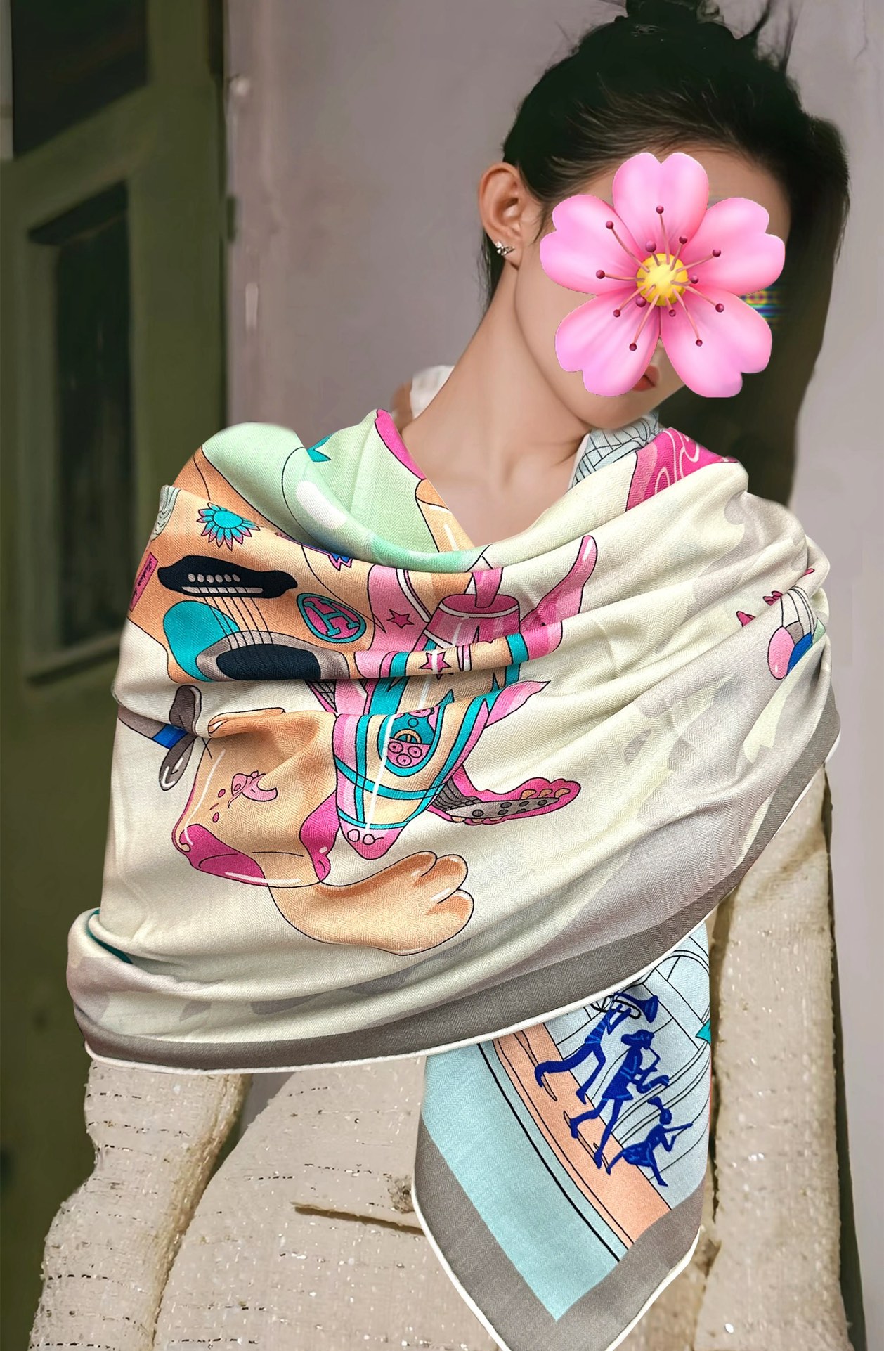 Hermès 爱马仕2025秋冬新款【太空探索】 新一季丝巾采购清单估计各位养马人们已经列好了 我就不推荐了回头分享一下部分 款的老款信息资料供大家参考 本季必购《Rondsdemarch》(圆场漫步) 一条来自丝巾羊绒丝方巾也不知道是马元素在男士方巾上运用比例高还是正好我每一条无论从配色还是主题图案都深得我心 也相较女款好驾驭 还便宜 大家 尺寸:140X140、材质：30%真丝+70丝绒
