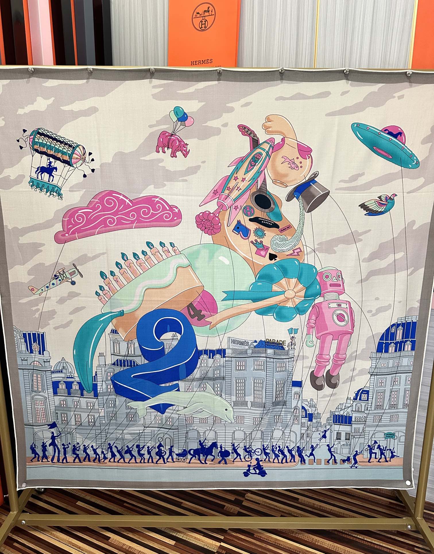Hermès 爱马仕2025秋冬新款【太空探索】 新一季丝巾采购清单估计各位养马人们已经列好了 我就不推荐了回头分享一下部分 款的老款信息资料供大家参考 本季必购《Rondsdemarch》(圆场漫步) 一条来自丝巾羊绒丝方巾也不知道是马元素在男士方巾上运用比例高还是正好我每一条无论从配色还是主题图案都深得我心 也相较女款好驾驭 还便宜 大家 尺寸:140X140、材质：30%真丝+70丝绒