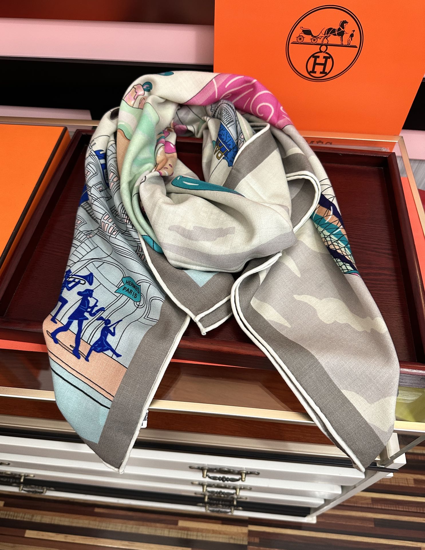 Hermès 爱马仕2025秋冬新款【太空探索】 新一季丝巾采购清单估计各位养马人们已经列好了 我就不推荐了回头分享一下部分 款的老款信息资料供大家参考 本季必购《Rondsdemarch》(圆场漫步) 一条来自丝巾羊绒丝方巾也不知道是马元素在男士方巾上运用比例高还是正好我每一条无论从配色还是主题图案都深得我心 也相较女款好驾驭 还便宜 大家 尺寸:140X140、材质：30%真丝+70丝绒